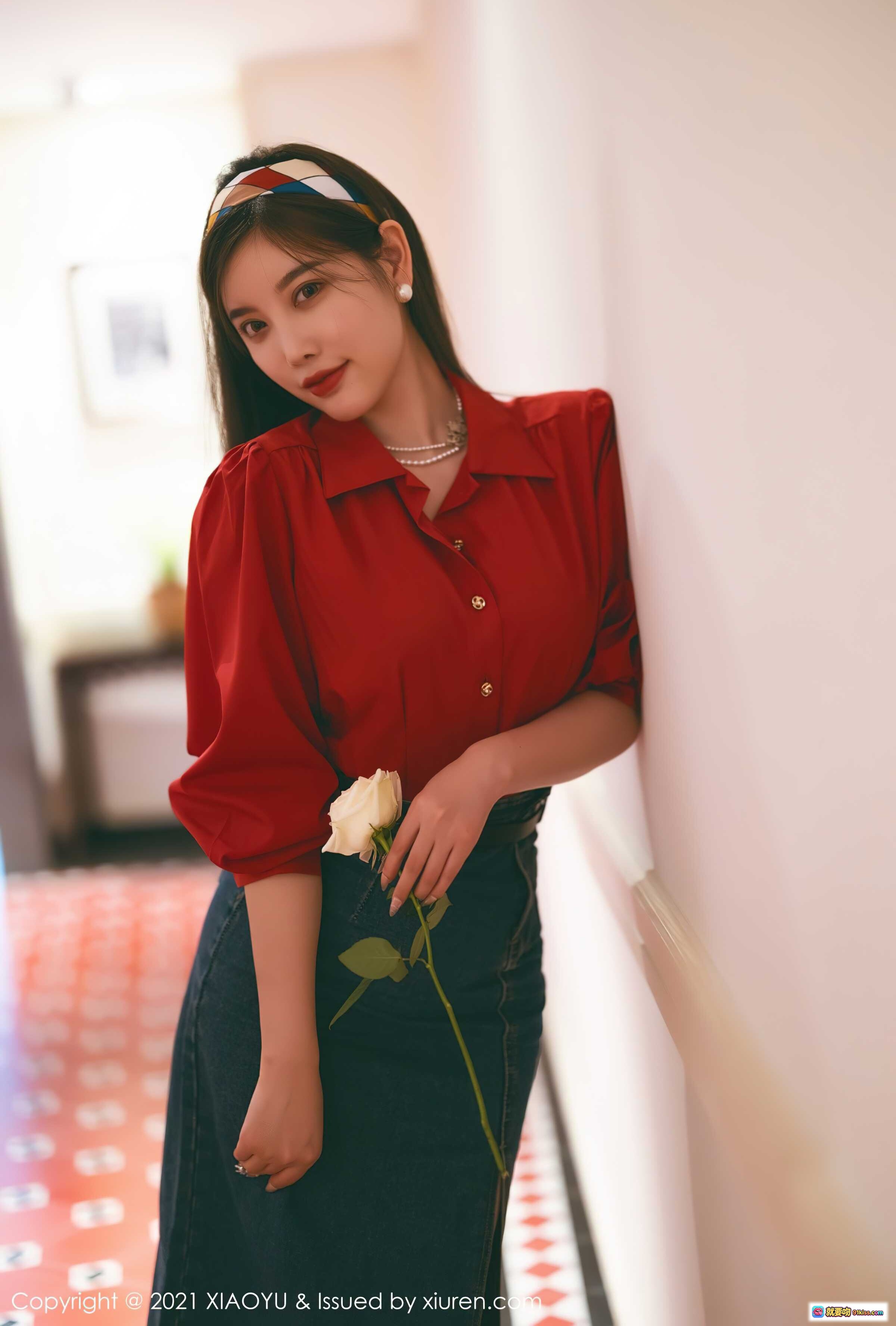 图片[9] - 杨晨晨Yome红衬衫牛仔短裙写真｜复古红沙发美腿高跟鞋私房照｜XIAOYU Vol.618 2021.09.18 - 就要吻