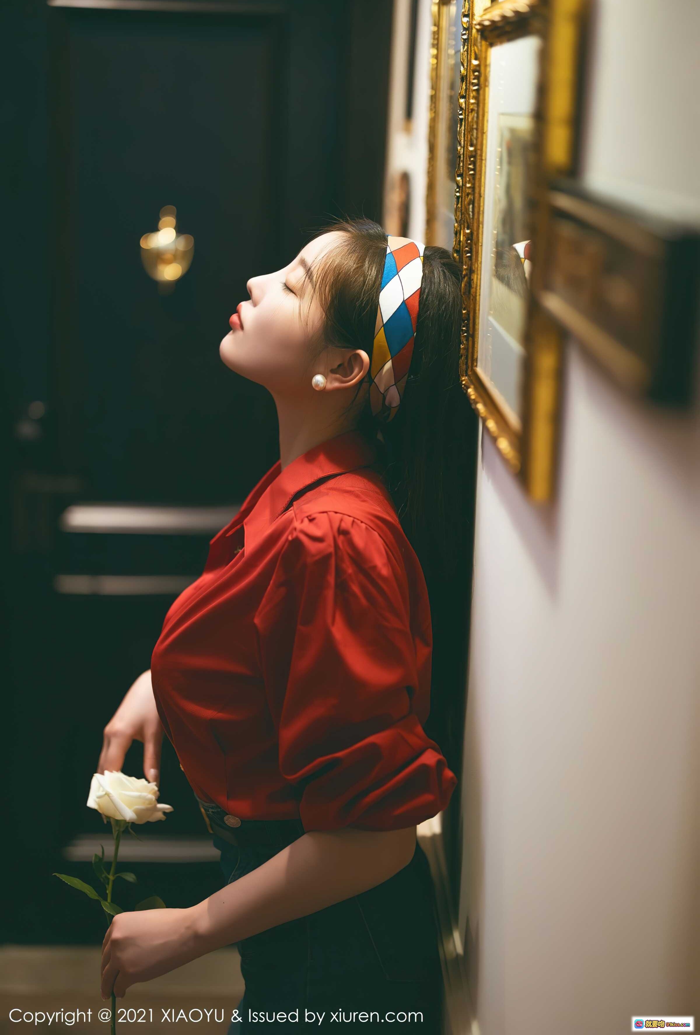 图片[10] - 杨晨晨Yome红衬衫牛仔短裙写真｜复古红沙发美腿高跟鞋私房照｜XIAOYU Vol.618 2021.09.18 - 就要吻