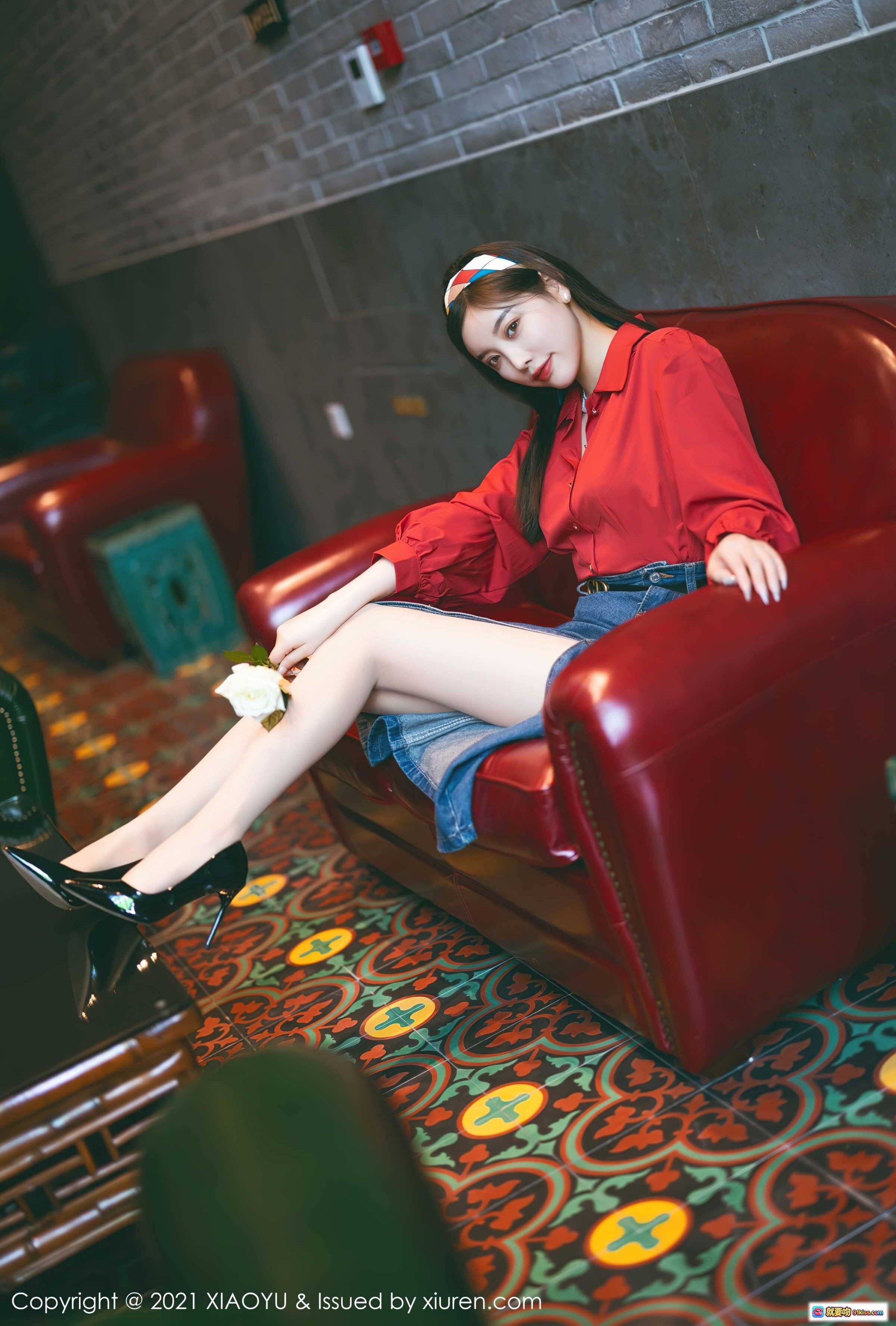 图片[1] - 杨晨晨Yome红衬衫牛仔短裙写真｜复古红沙发美腿高跟鞋私房照｜XIAOYU Vol.618 2021.09.18 - 就要吻