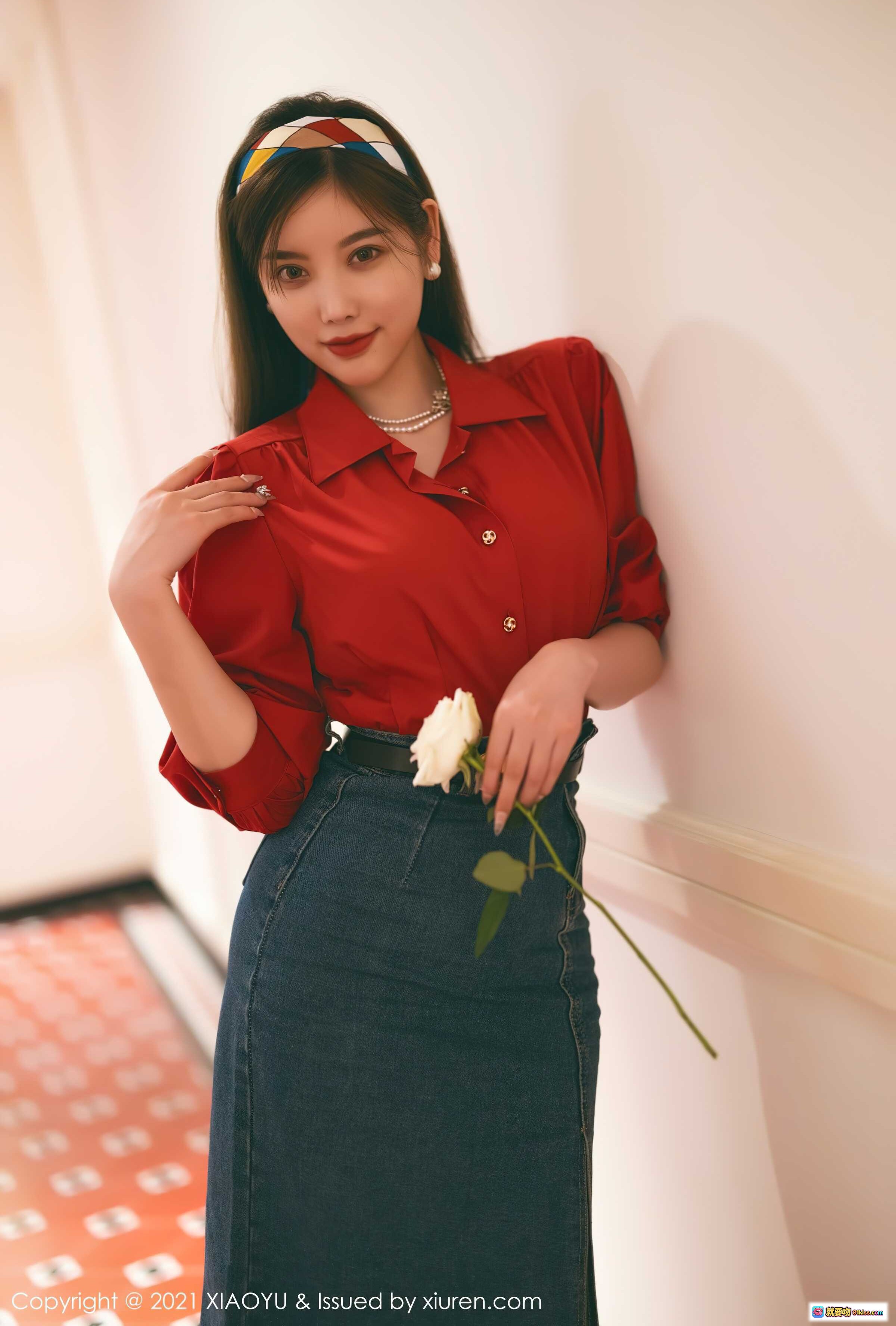 图片[8] - 杨晨晨Yome红衬衫牛仔短裙写真｜复古红沙发美腿高跟鞋私房照｜XIAOYU Vol.618 2021.09.18 - 就要吻