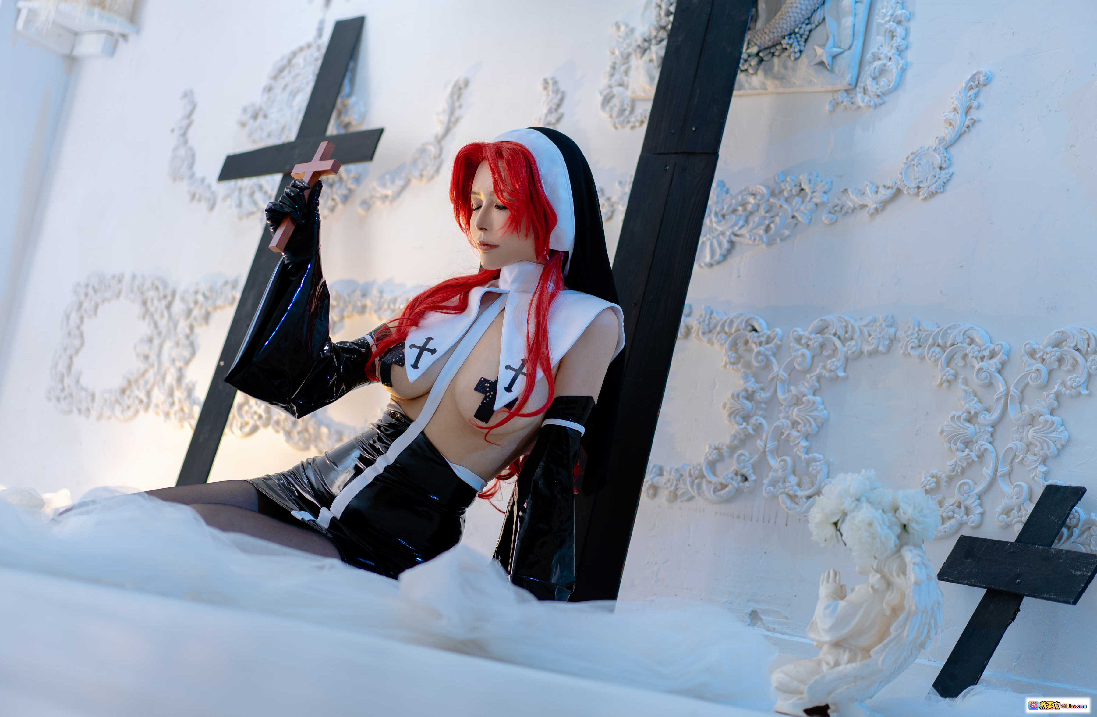 图片[5] - 红发修女Cosplay写真 | 秋和柯基NO.023 | 黑白十字架背景 | 12P高清图集 | 修女装束性感演绎 - 就要吻