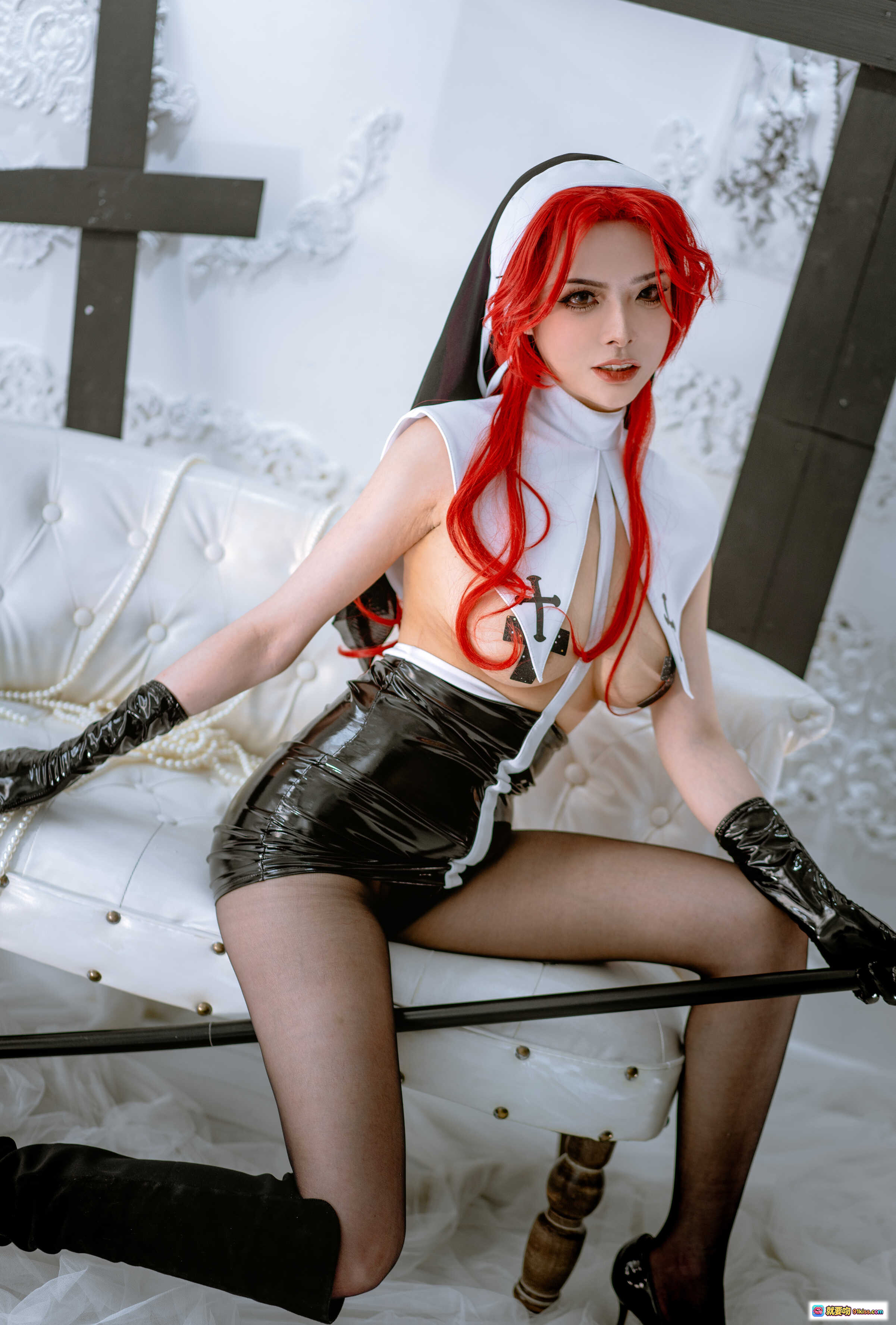 图片[6] - 红发修女Cosplay写真 | 秋和柯基NO.023 | 黑白十字架背景 | 12P高清图集 | 修女装束性感演绎 - 就要吻