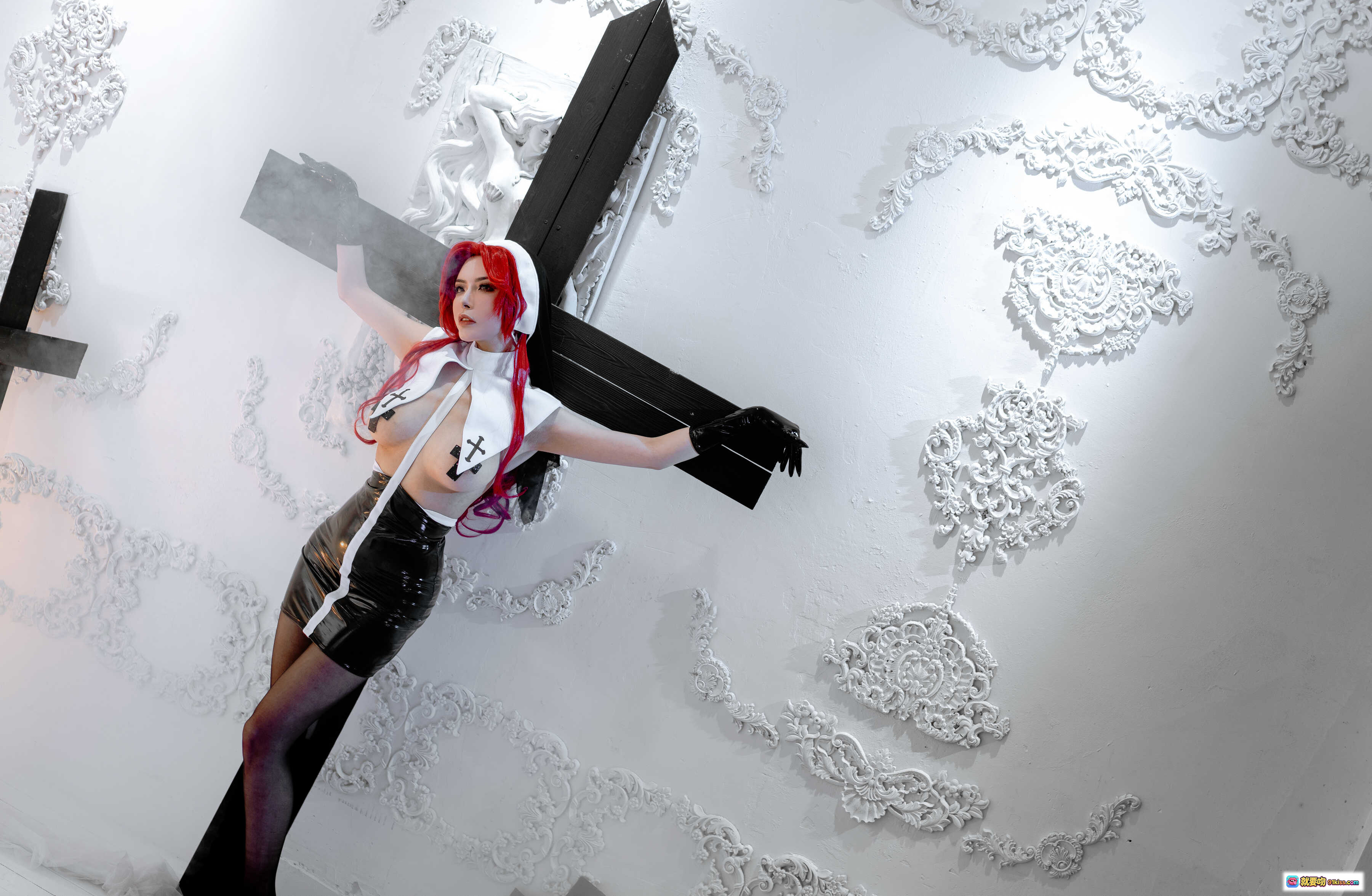 图片[1] - 红发修女Cosplay写真 | 秋和柯基NO.023 | 黑白十字架背景 | 12P高清图集 | 修女装束性感演绎 - 就要吻