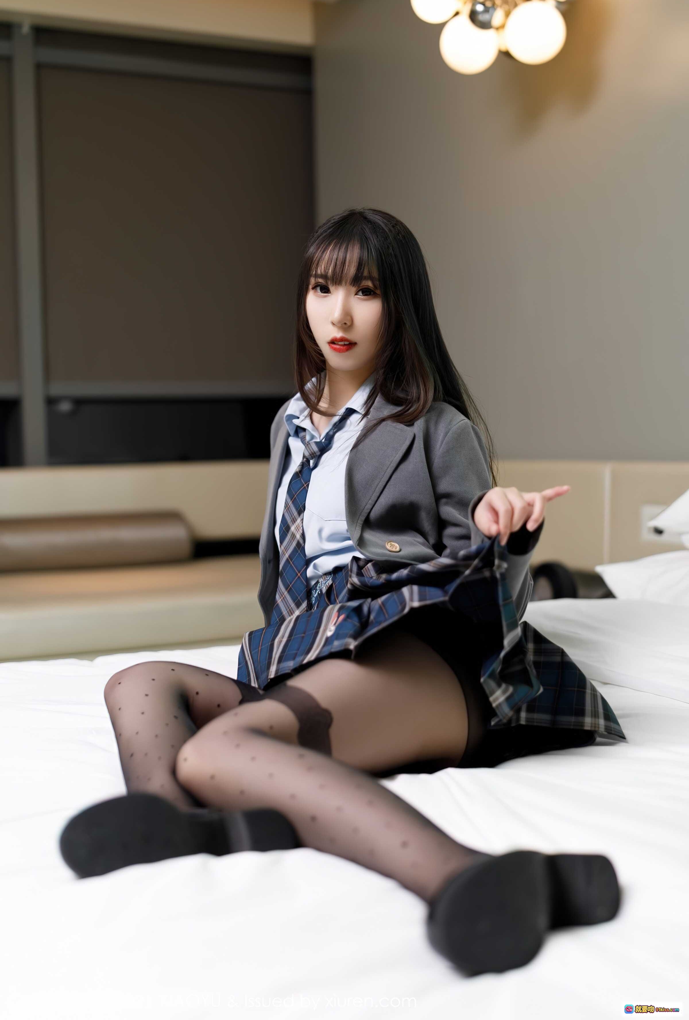 图片[5] - 小波多校服写真：格子裙+灰色西装+波点丝袜+黑皮鞋，XiuRen秀人网2021.08.31 No.3872高清美图 - 就要吻