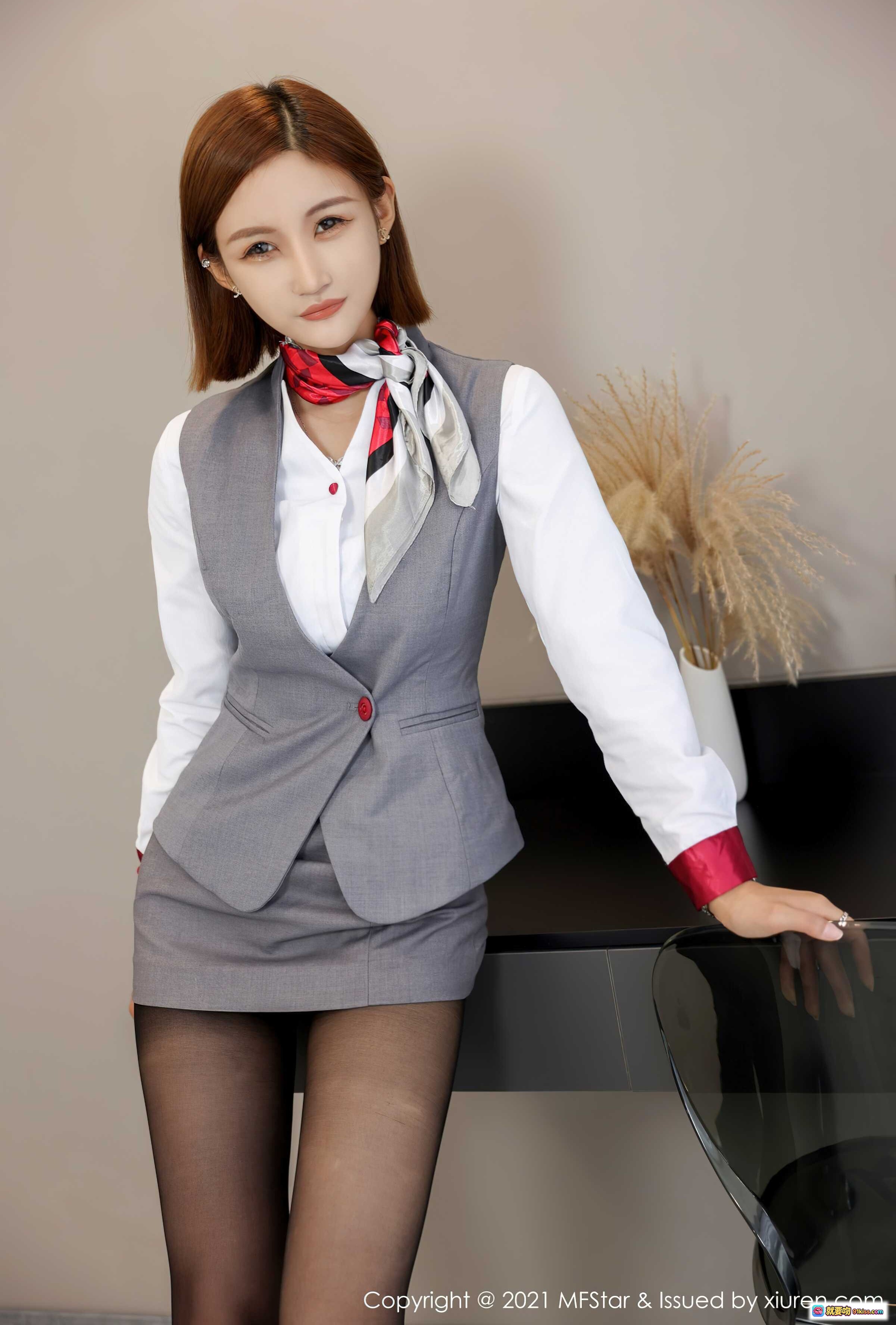 王蜜MFStar2021.11.16 Vol.539 灰色西装马甲白衬衫红领巾黑丝美腿职场女神写真 - 就要吻