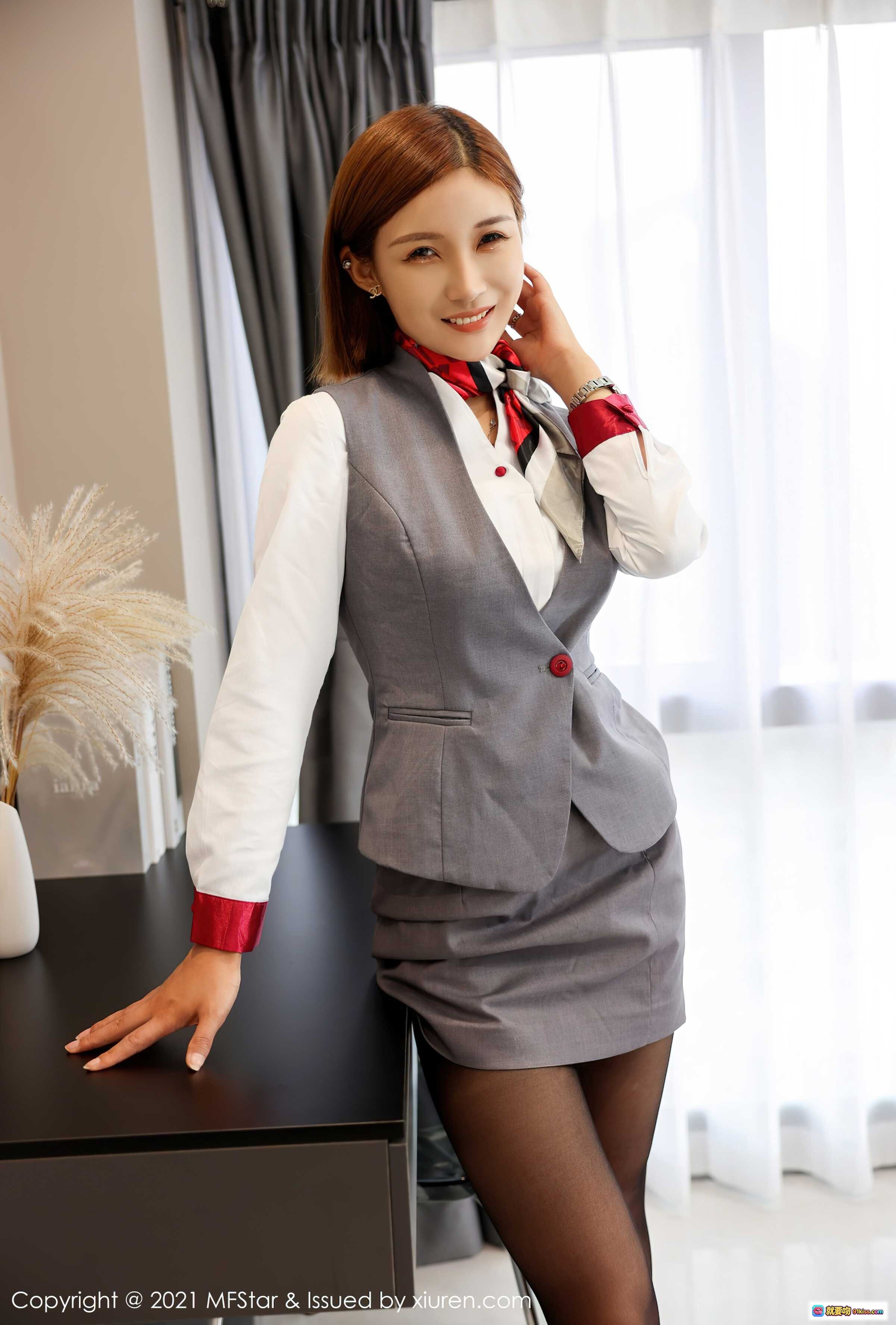 图片[3] - 王蜜MFStar2021.11.16 Vol.539 灰色西装马甲白衬衫红领巾黑丝美腿职场女神写真 - 就要吻