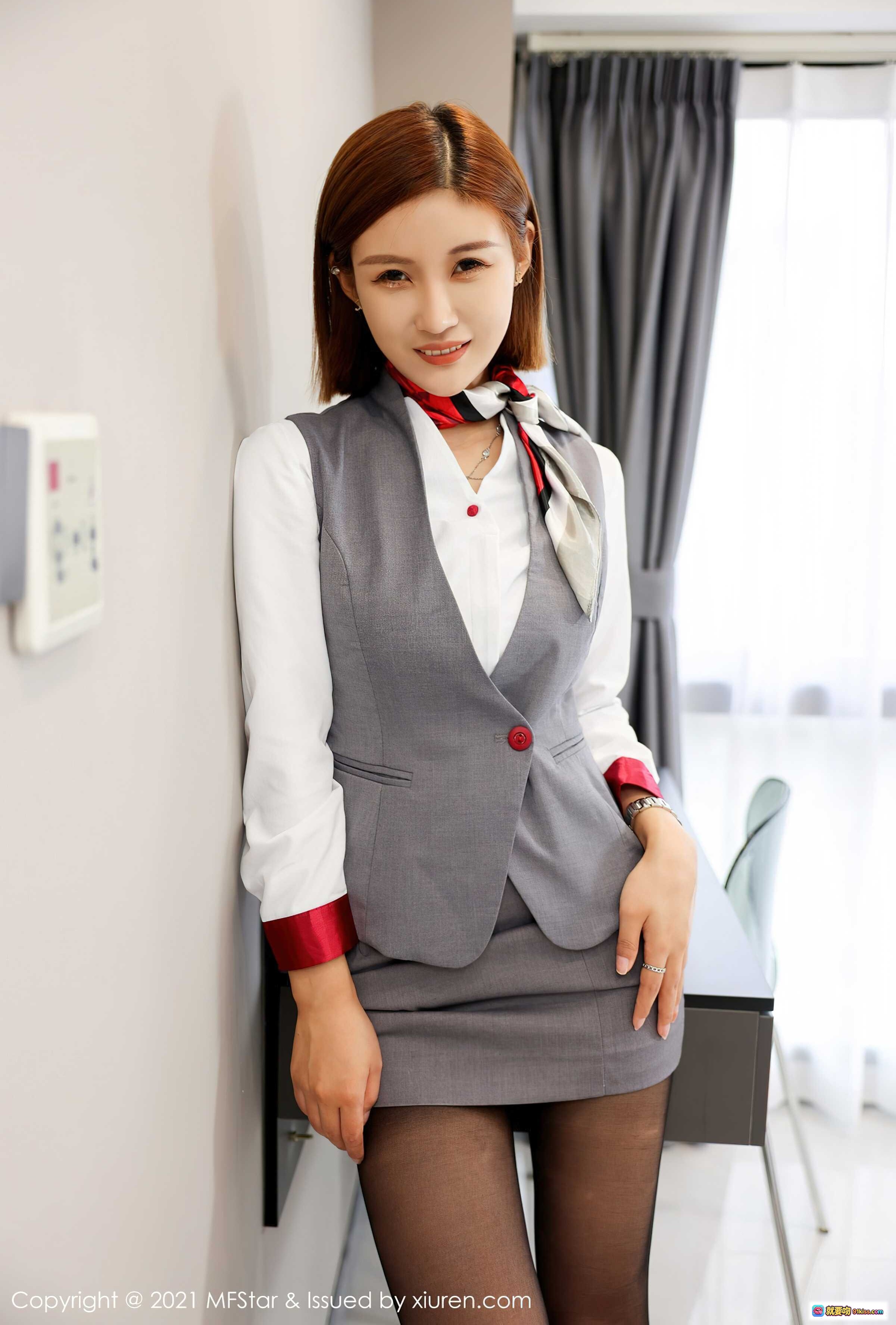 图片[7] - 王蜜MFStar2021.11.16 Vol.539 灰色西装马甲白衬衫红领巾黑丝美腿职场女神写真 - 就要吻