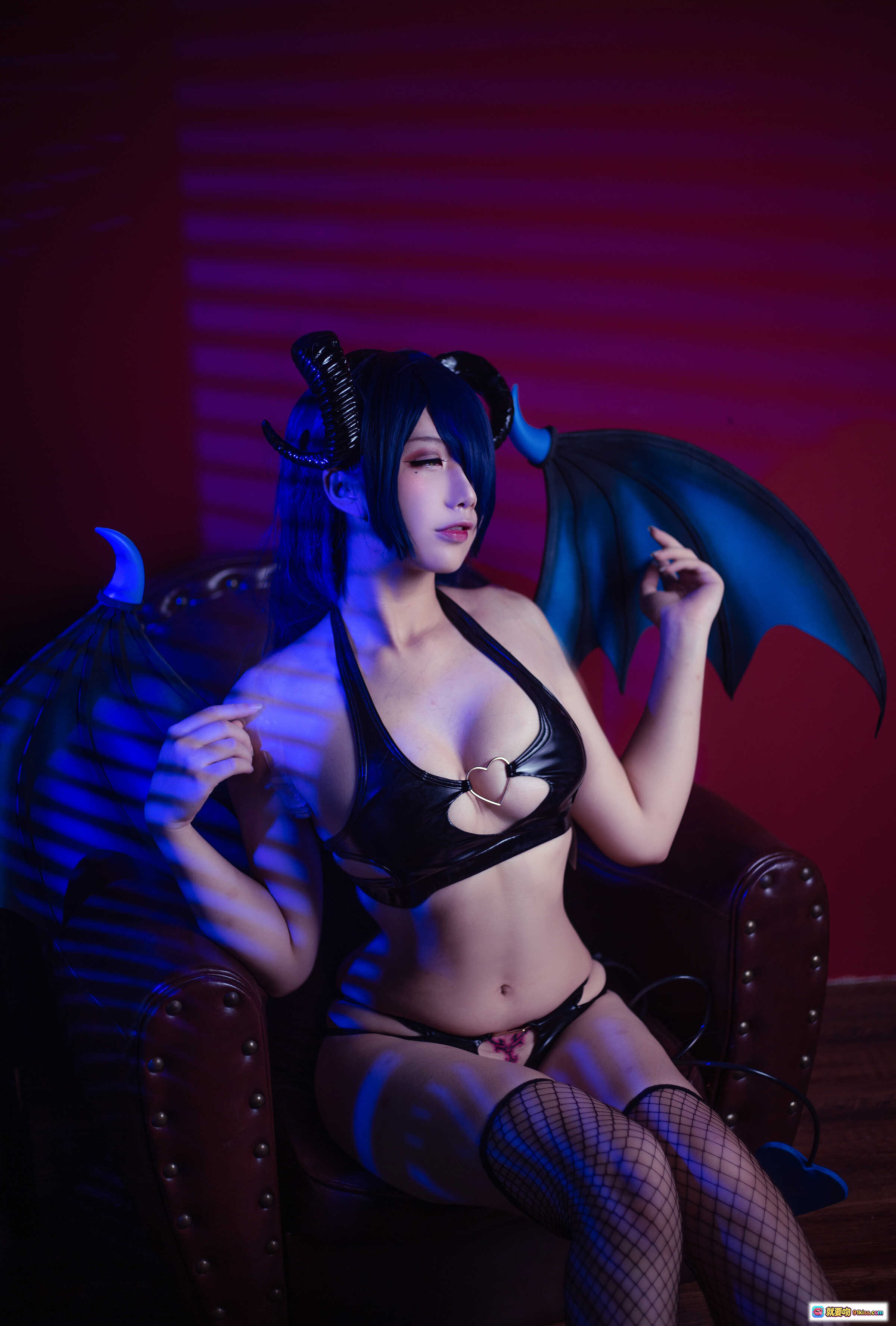 图片[4] - 九曲Jean NO.049 魅魔COS写真｜黑丝网袜+恶魔角+蓝色翅膀+皮质内衣+复古皮椅性感摆拍 - 就要吻