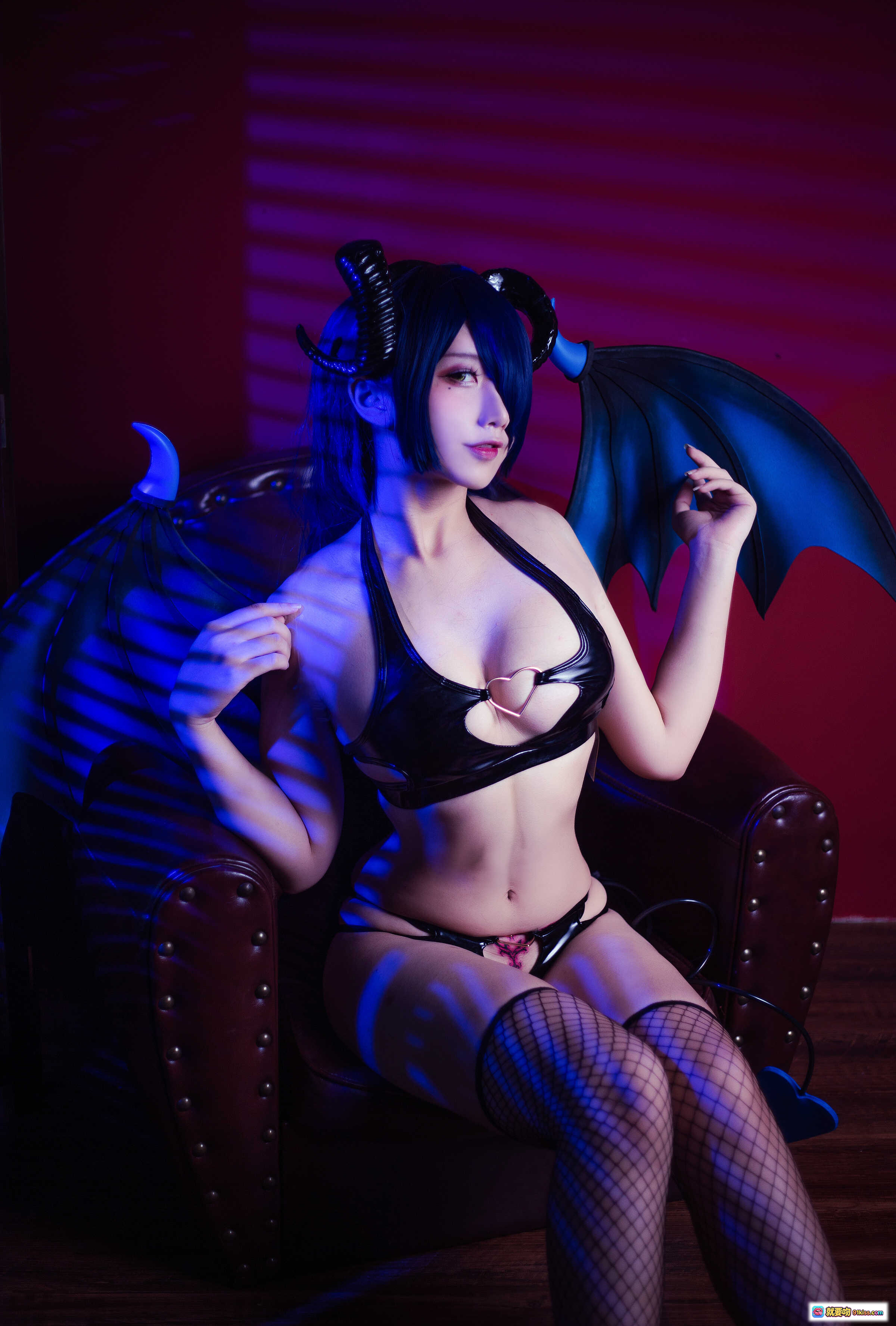 图片[5] - 九曲Jean NO.049 魅魔COS写真｜黑丝网袜+恶魔角+蓝色翅膀+皮质内衣+复古皮椅性感摆拍 - 就要吻