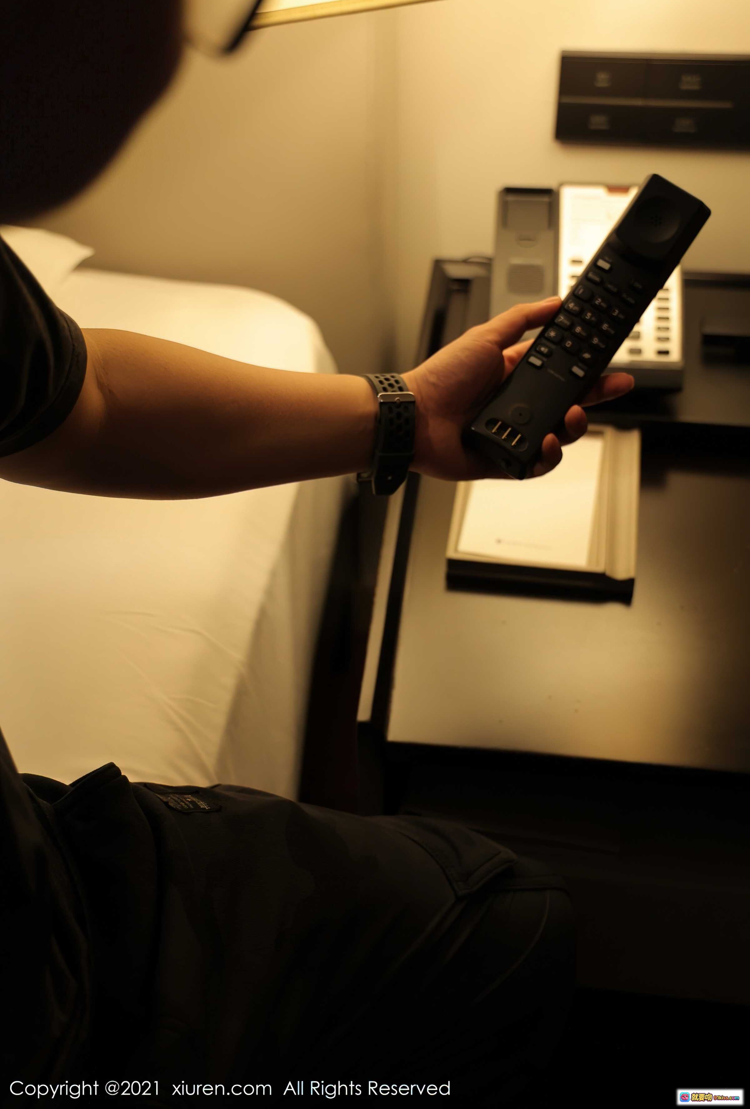 图片[2] - 酒店客房电话操作特写｜Hyatt Regency商务电话按键细节｜现代简约设计｜抗菌话筒｜数字键盘清晰可见 - 就要吻