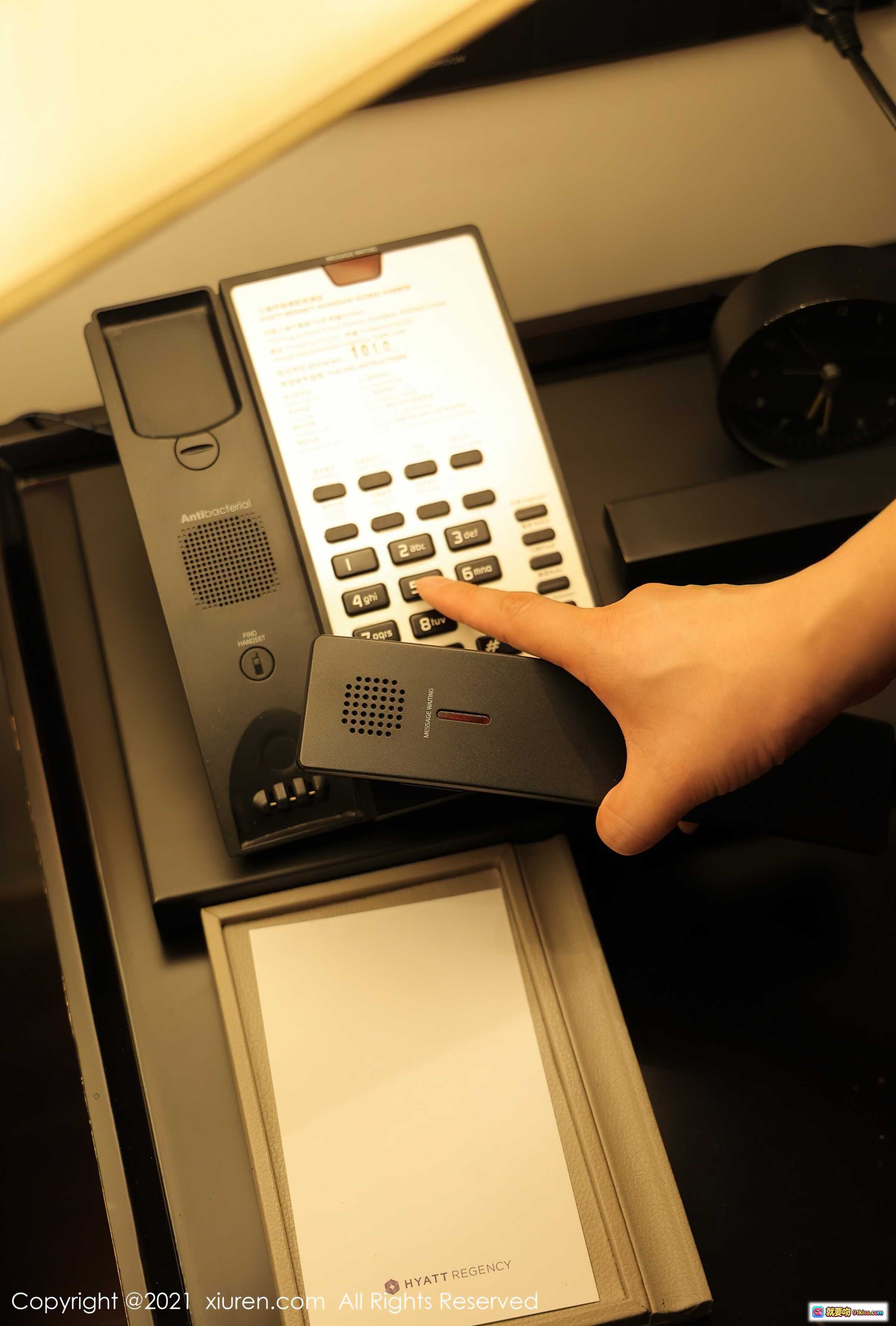 酒店客房电话操作特写｜Hyatt Regency商务电话按键细节｜现代简约设计｜抗菌话筒｜数字键盘清晰可见 - 就要吻