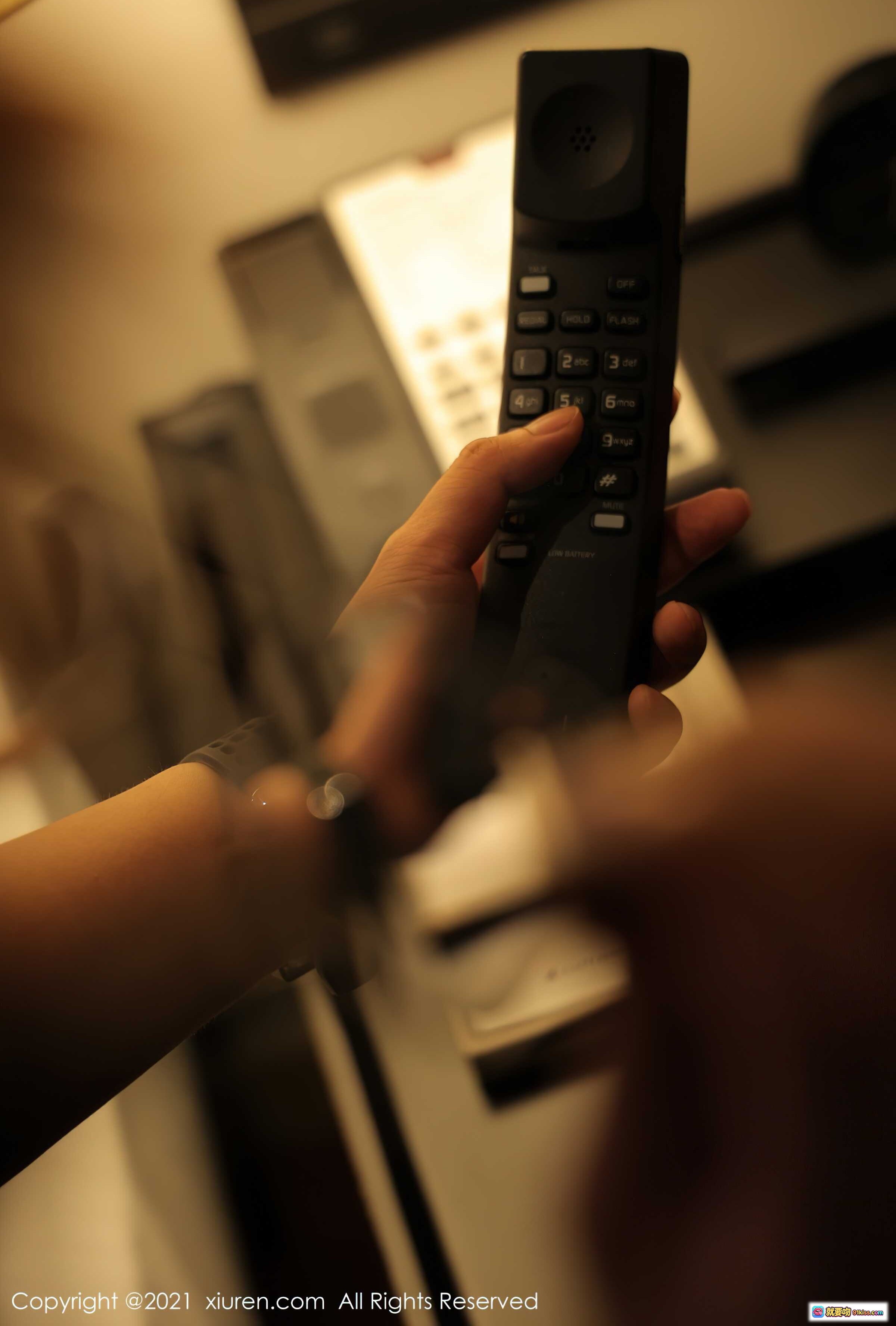 图片[3] - 酒店客房电话操作特写｜Hyatt Regency商务电话按键细节｜现代简约设计｜抗菌话筒｜数字键盘清晰可见 - 就要吻