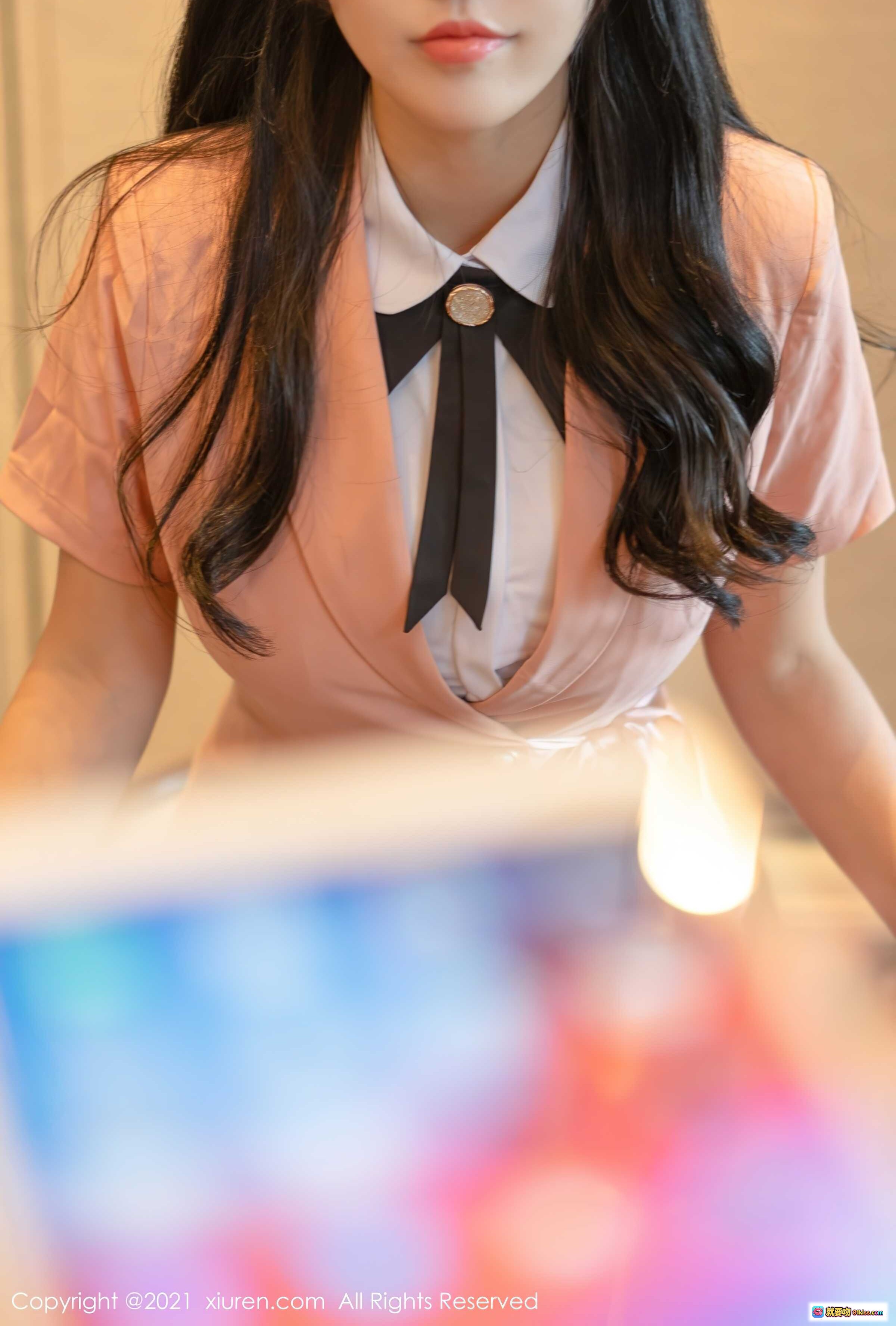 图片[9] - 朱可儿Flower优雅办公写真｜粉色制服黑领结｜长发甜美少女｜手持笔记录平板电脑｜XIUREN秀人网2021精选图集 - 就要吻