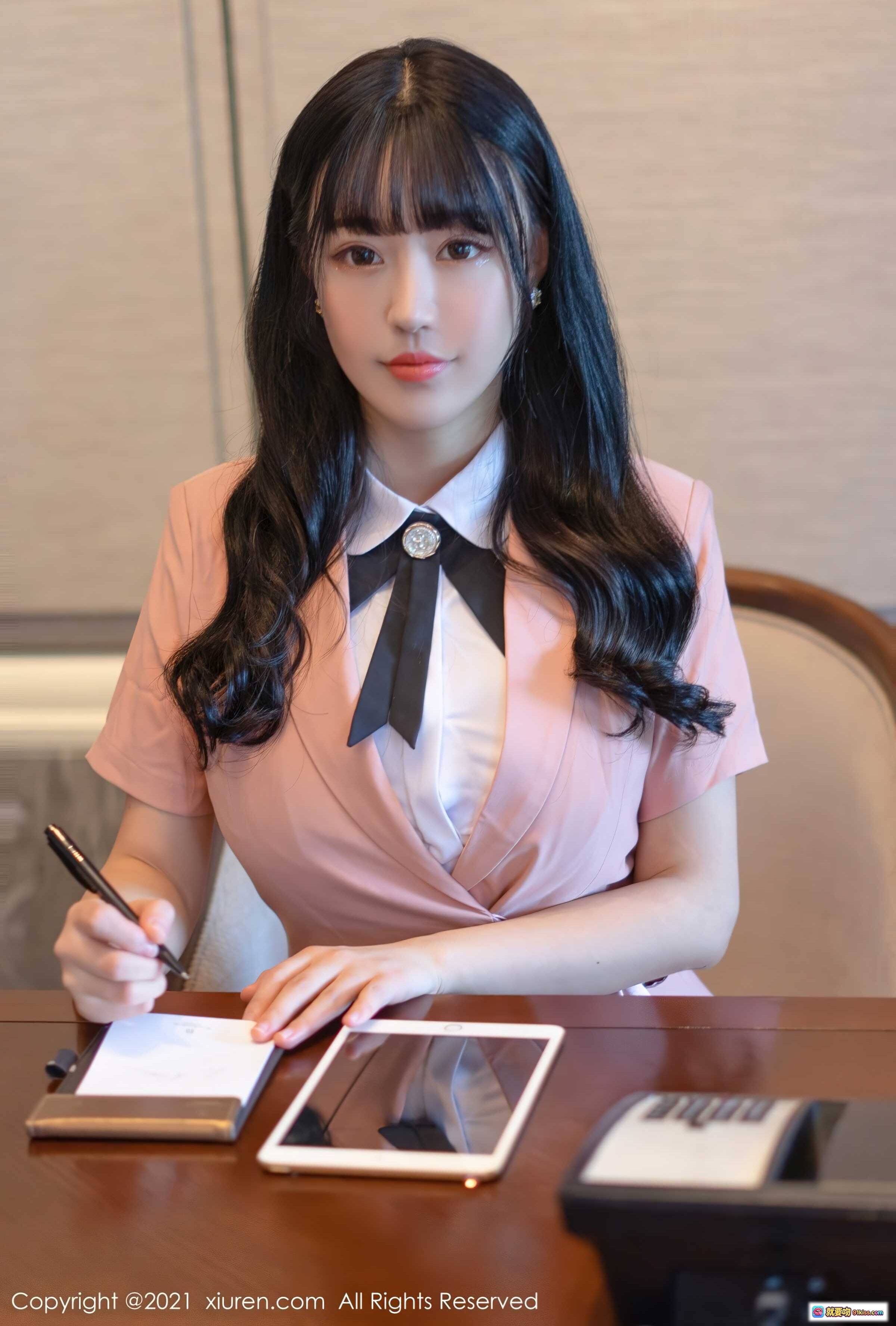 图片[1] - 朱可儿Flower优雅办公写真｜粉色制服黑领结｜长发甜美少女｜手持笔记录平板电脑｜XIUREN秀人网2021精选图集 - 就要吻