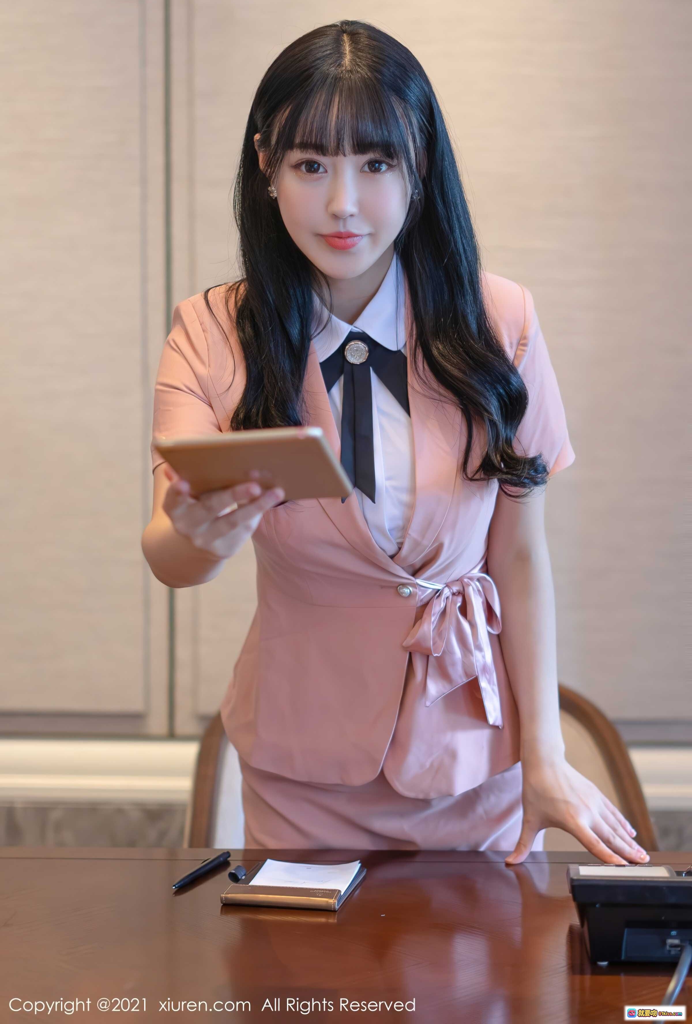 图片[7] - 朱可儿Flower优雅办公写真｜粉色制服黑领结｜长发甜美少女｜手持笔记录平板电脑｜XIUREN秀人网2021精选图集 - 就要吻