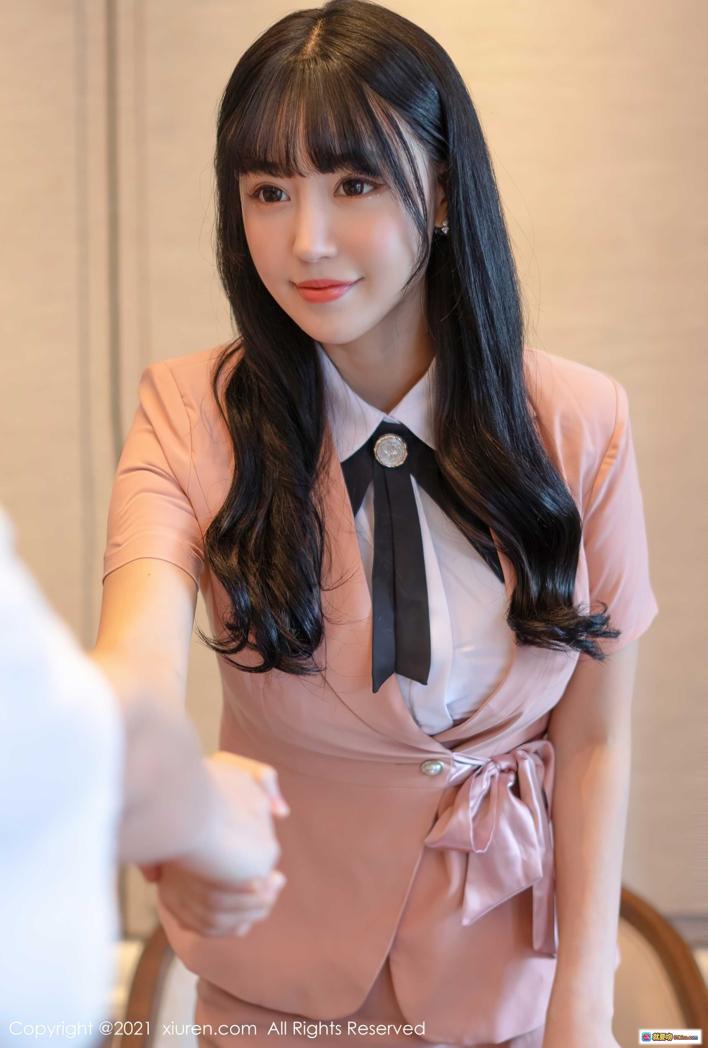 图片[6] - 朱可儿Flower优雅办公写真｜粉色制服黑领结｜长发甜美少女｜手持笔记录平板电脑｜XIUREN秀人网2021精选图集 - 就要吻