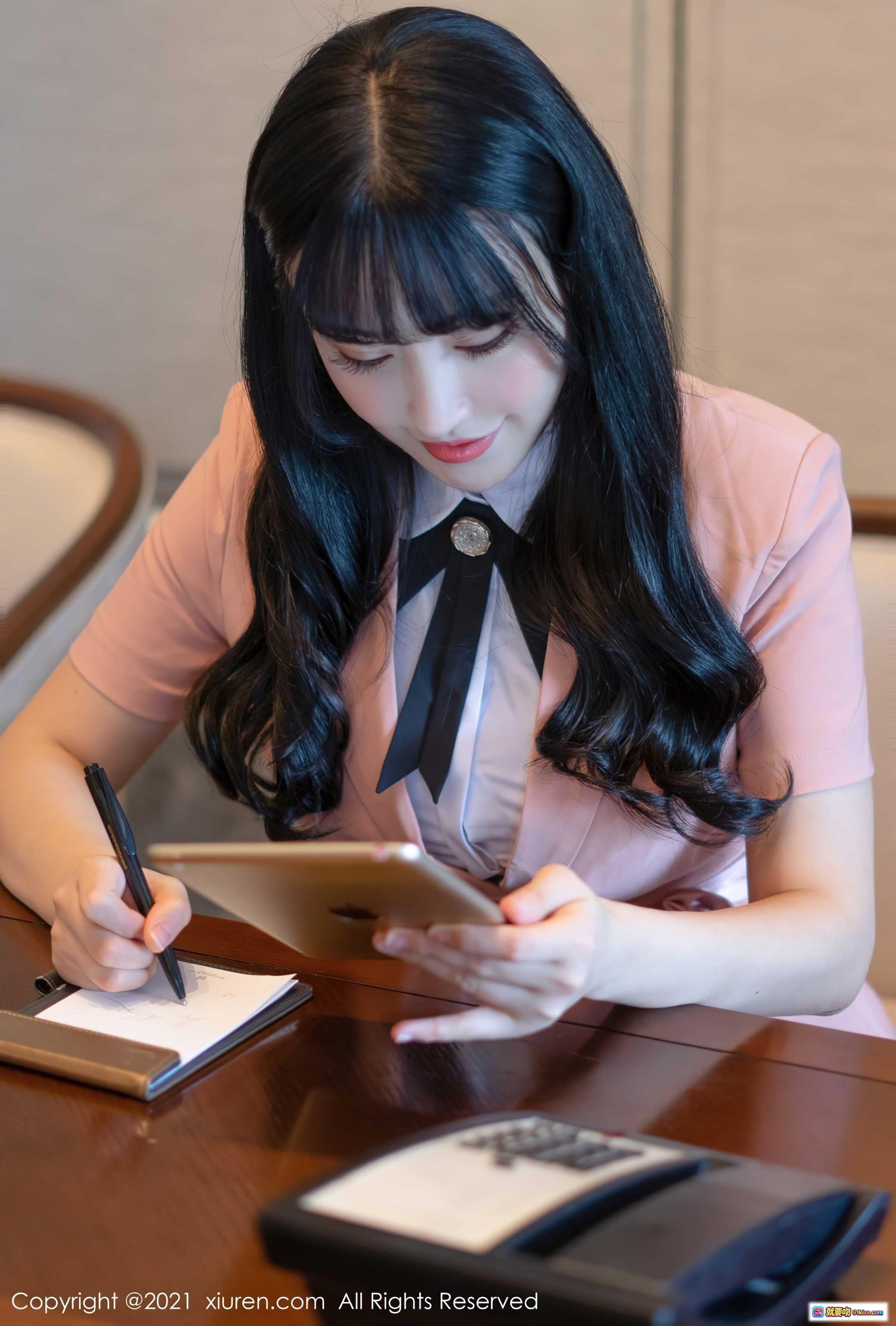 图片[4] - 朱可儿Flower优雅办公写真｜粉色制服黑领结｜长发甜美少女｜手持笔记录平板电脑｜XIUREN秀人网2021精选图集 - 就要吻