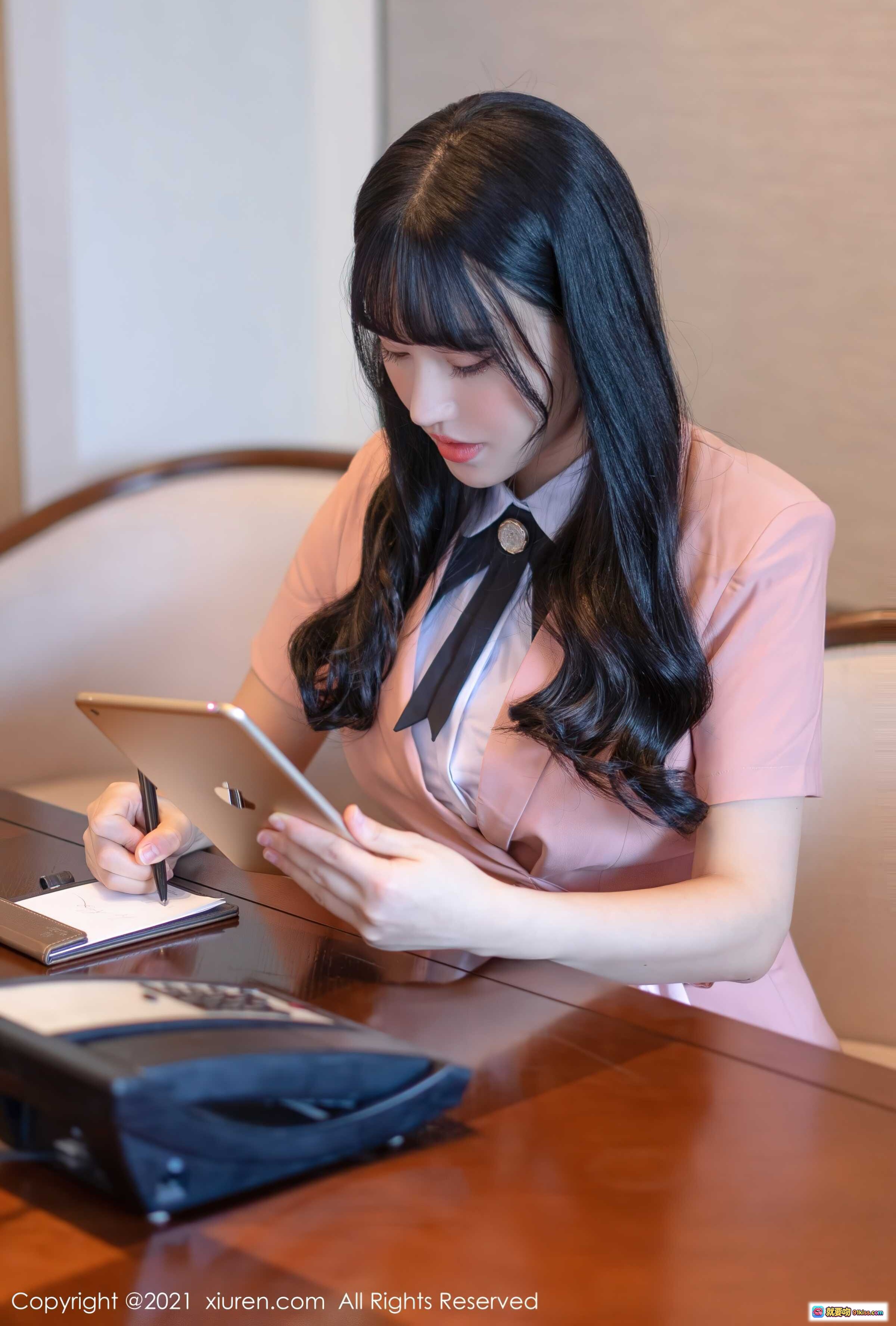 图片[3] - 朱可儿Flower优雅办公写真｜粉色制服黑领结｜长发甜美少女｜手持笔记录平板电脑｜XIUREN秀人网2021精选图集 - 就要吻