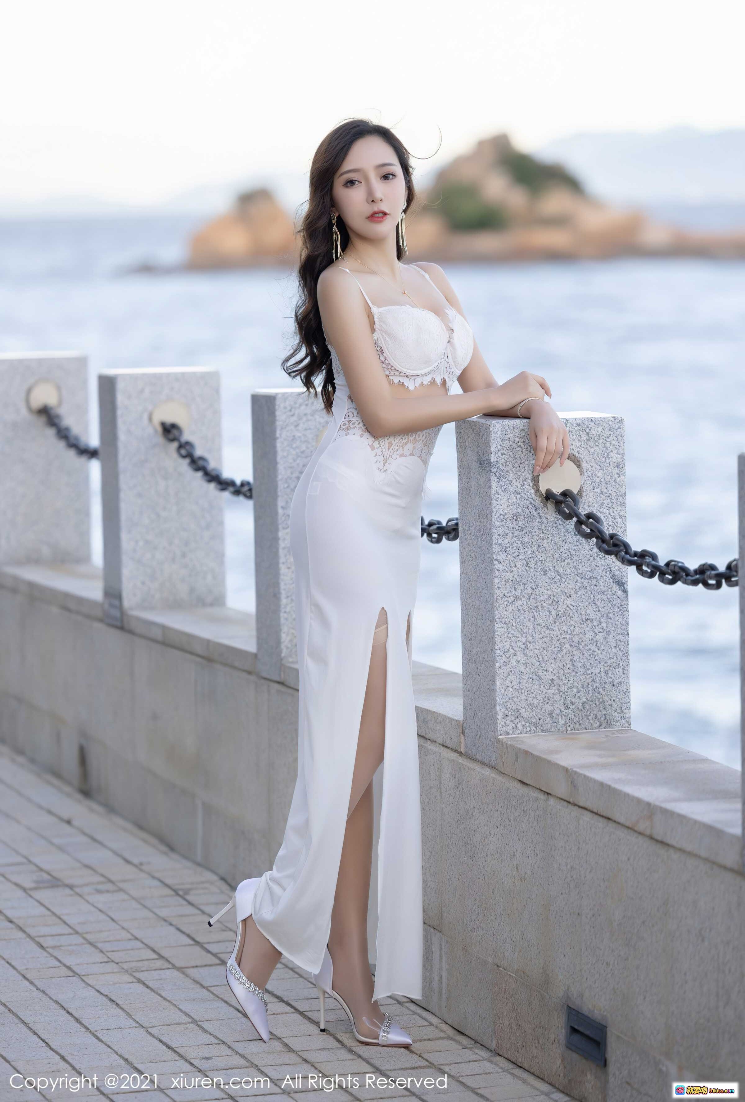 图片[1] - 王馨瑶yanni海边白色蕾丝长裙高开叉写真 | 优雅性感气质美女 | XiuRen秀人网2021.09.27 No.4004 - 就要吻
