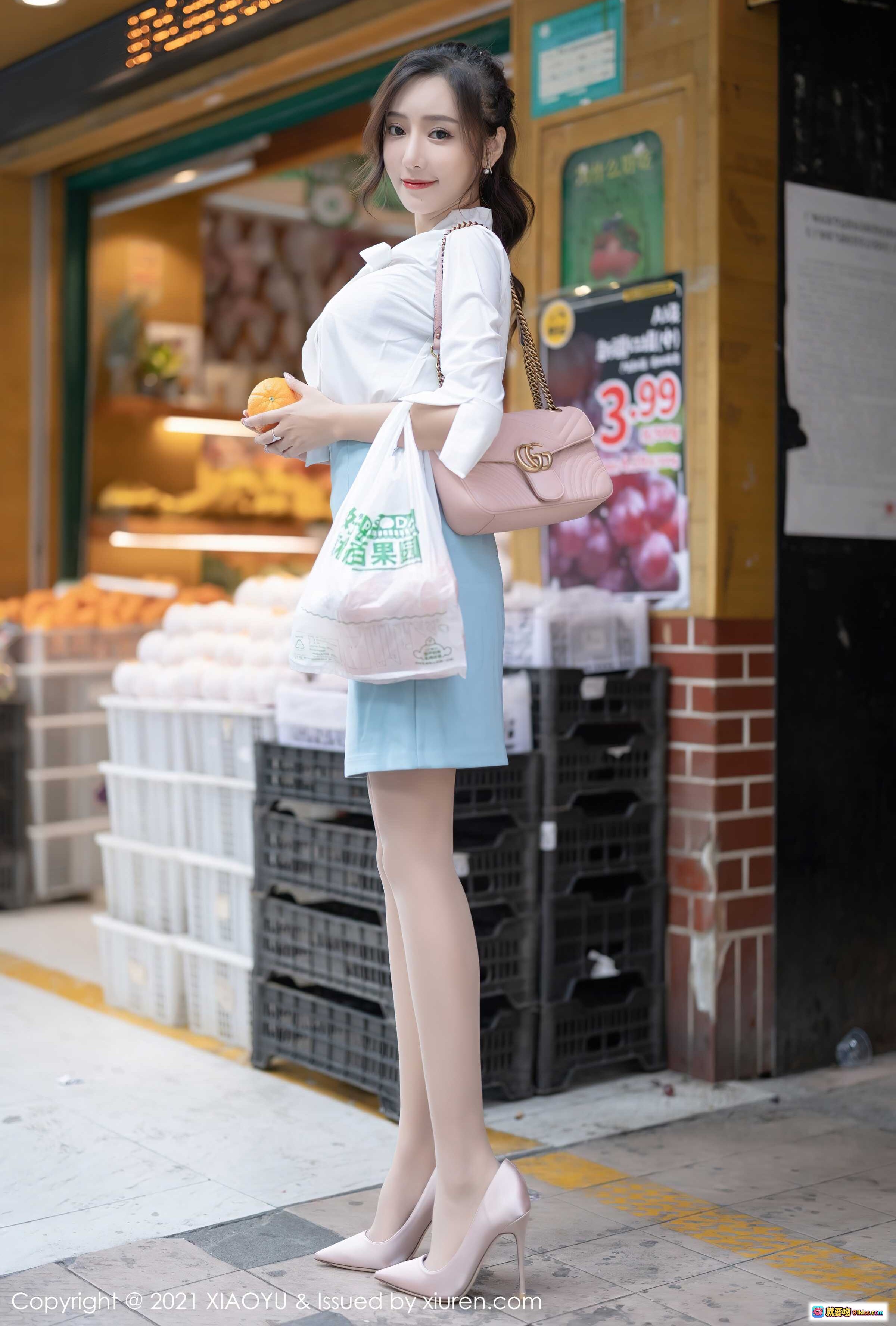图片[3] - 王馨瑶yanni超市购物写真 | 白衬衫蓝短裙清新穿搭 | 手持橙子甜美笑容 | XIAOYU Vol.635高质摄影集 - 就要吻
