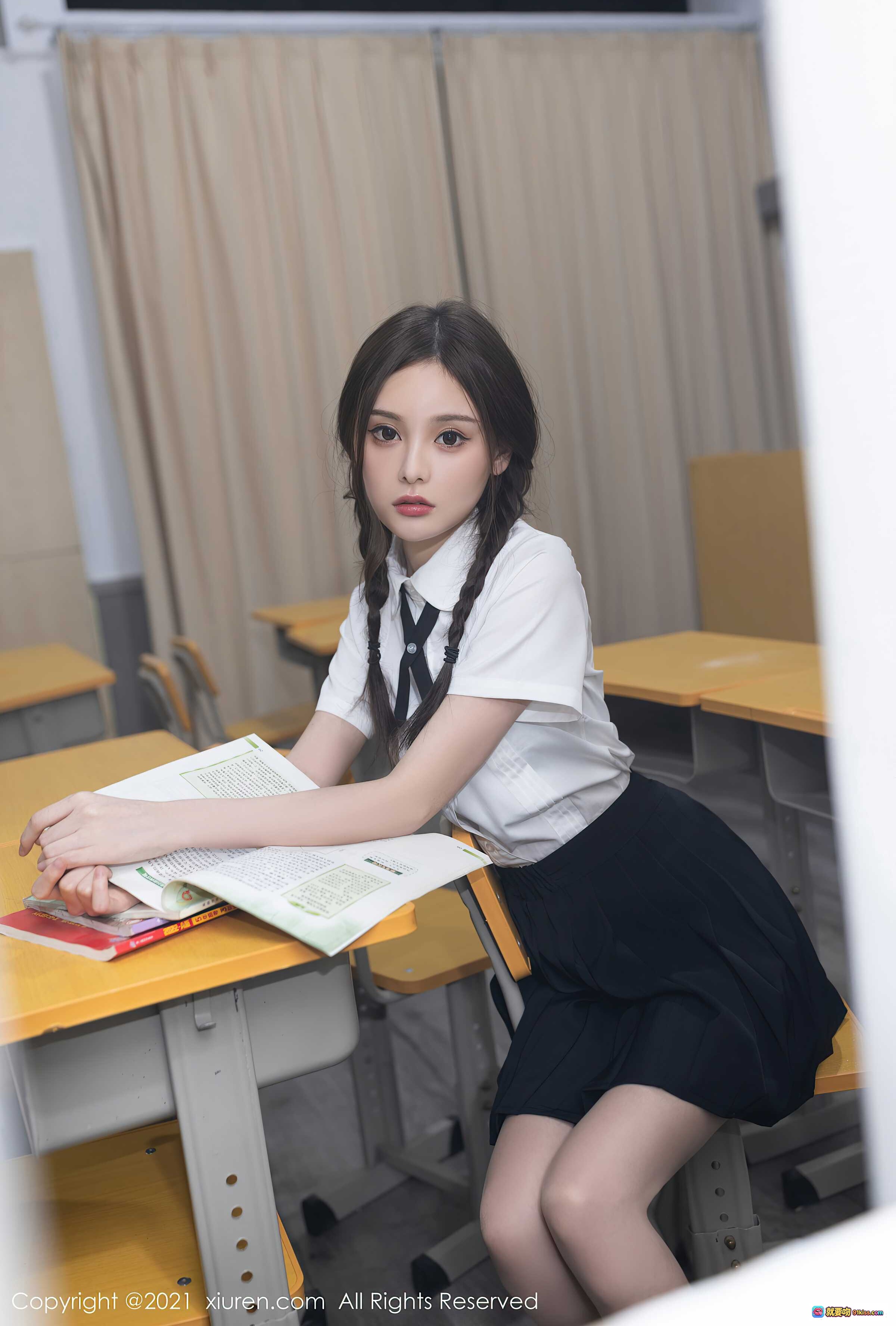 图片[8] - 王心怡校园写真｜白衬衫黑短裙双马尾｜教室课桌阅读姿势｜秀人网No.3951 2021.09.15 - 就要吻