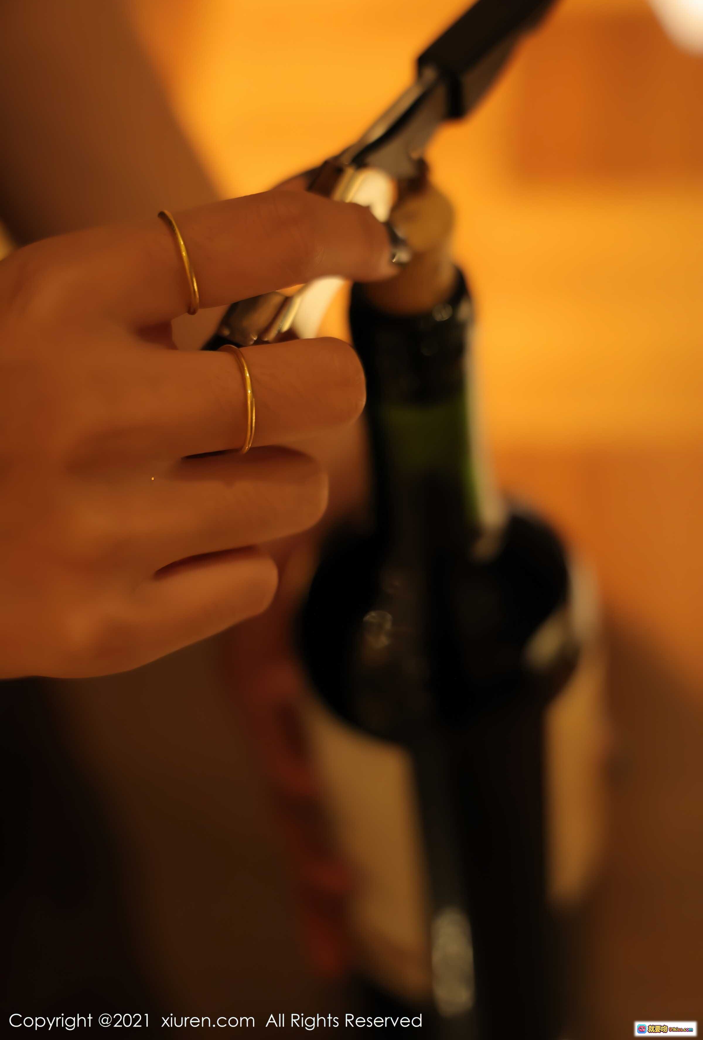 图片[7] - 周慕汐baby黑胶连衣裙持红酒瓶酒店门框写真 – XIUREN秀人网2021.09.30 No.4023 - 就要吻