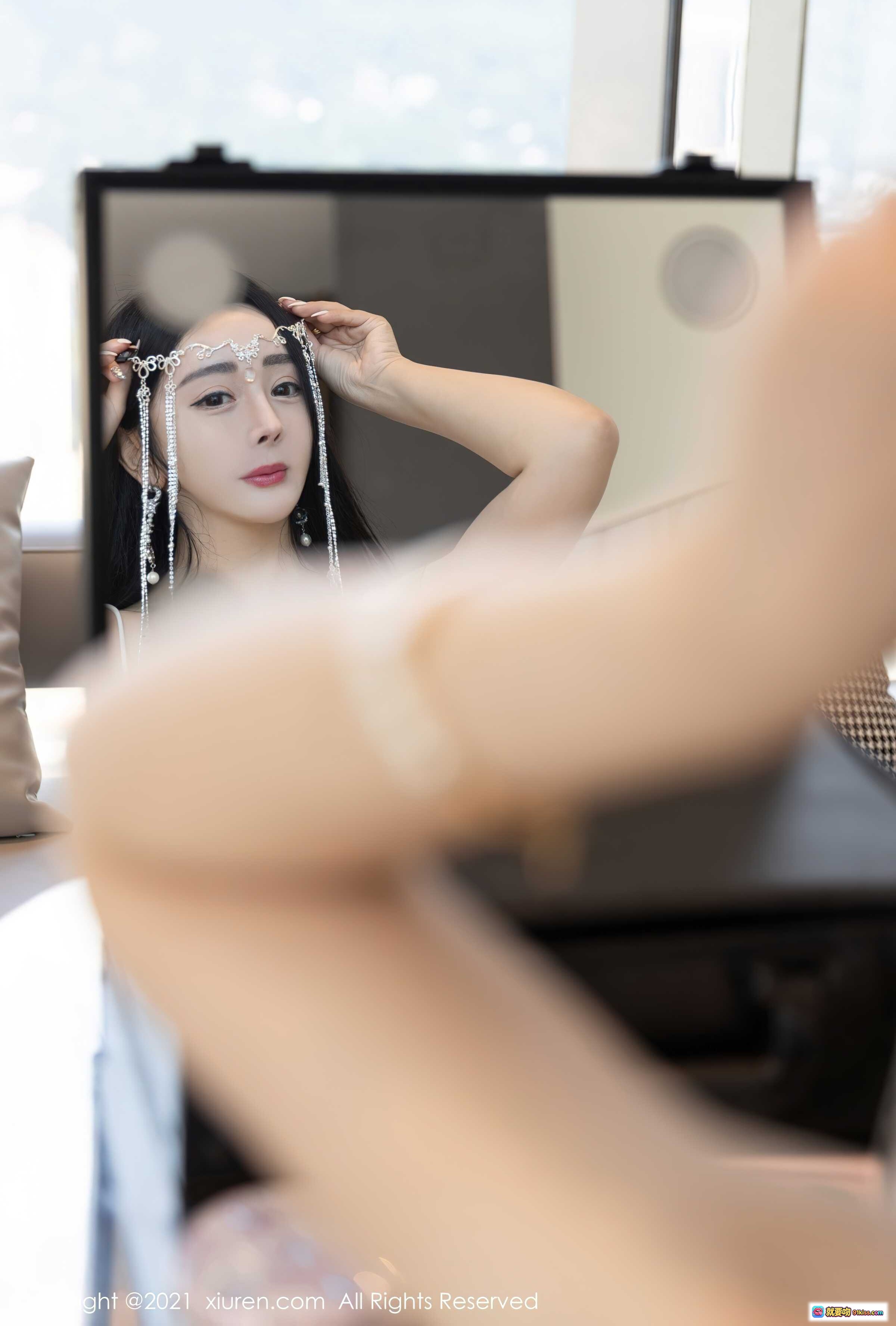 图片[7] - 允爾银色亮片深V短裙写真 | 优雅性感造型 | 珠链发饰搭配 | 丝袜美腿特写 | XIUREN秀人网2021.10.22 No.4103 - 就要吻