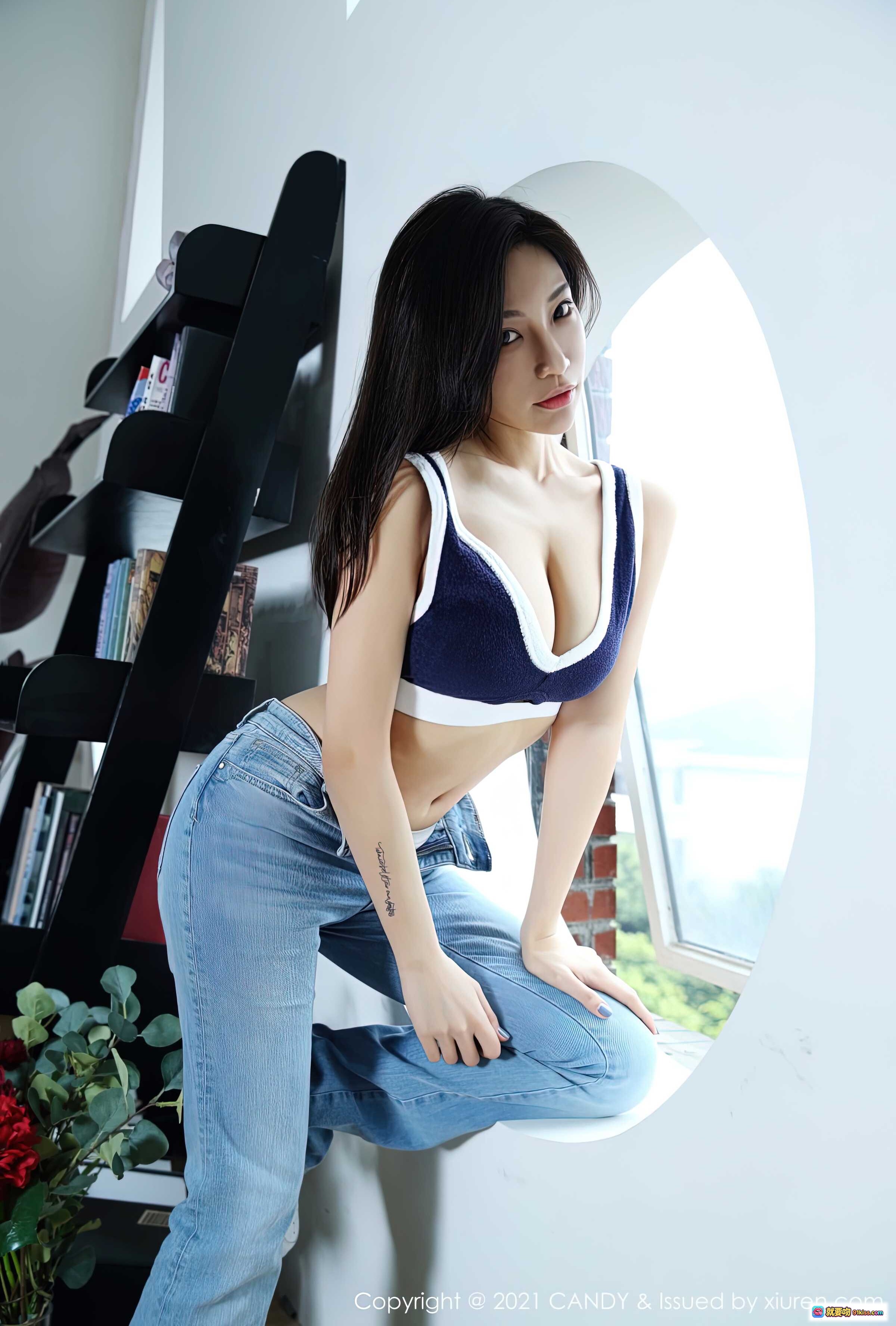 图片[6] - 小狐狸Kathryn清新写真 | 白色圆窗逆光美拍 | 蓝色牛仔裤+运动背心时尚造型 | 2021 CANDY Vol.084高质图集 - 就要吻