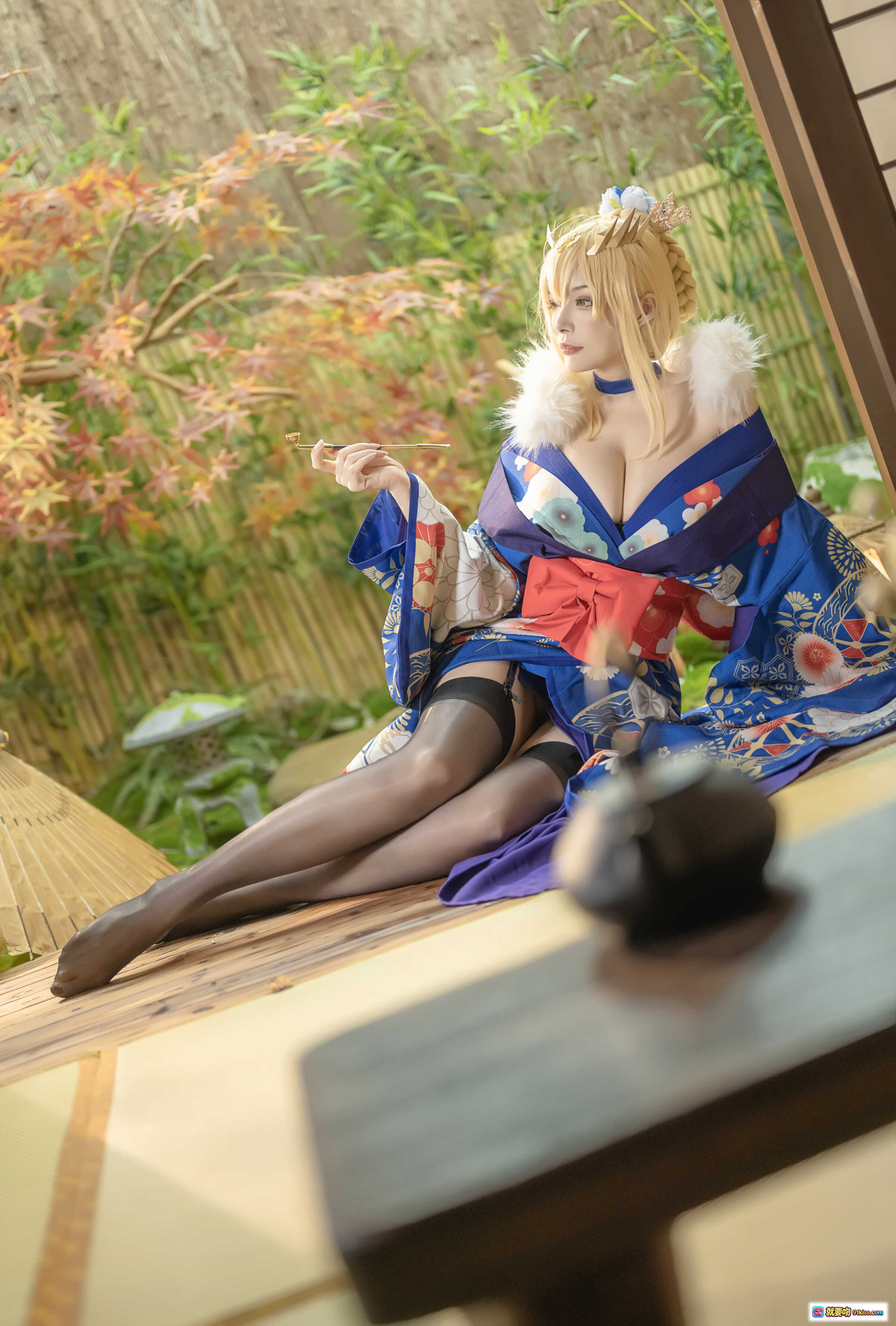 图片[4] - 秋和柯基NO.056白枪呆同人和服Cosplay写真 金发皇冠蓝底花卉和服红蝴蝶结黑丝美腿日式木屋场景46P高清图集 - 就要吻