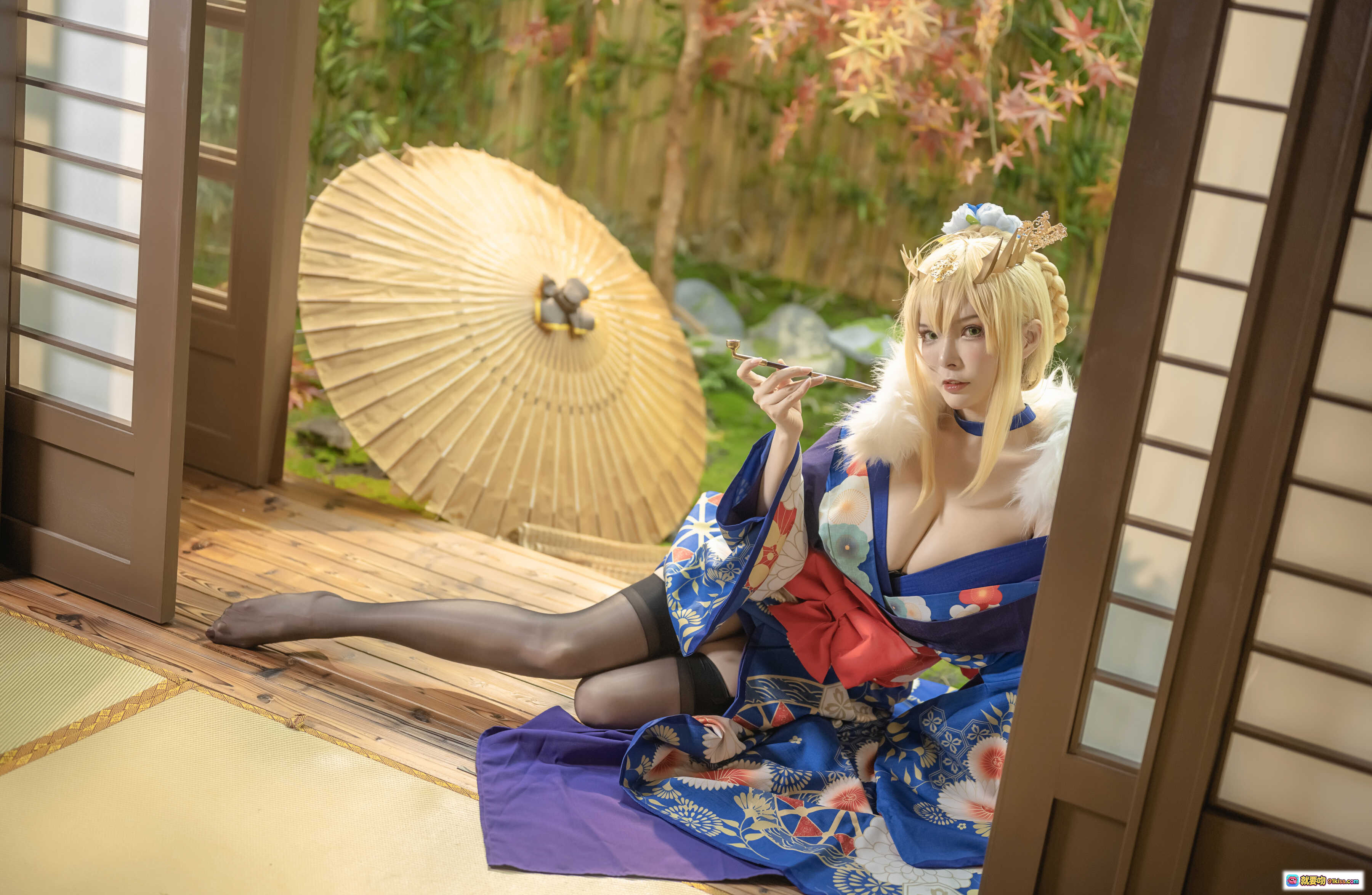 图片[5] - 秋和柯基NO.056白枪呆同人和服Cosplay写真 金发皇冠蓝底花卉和服红蝴蝶结黑丝美腿日式木屋场景46P高清图集 - 就要吻