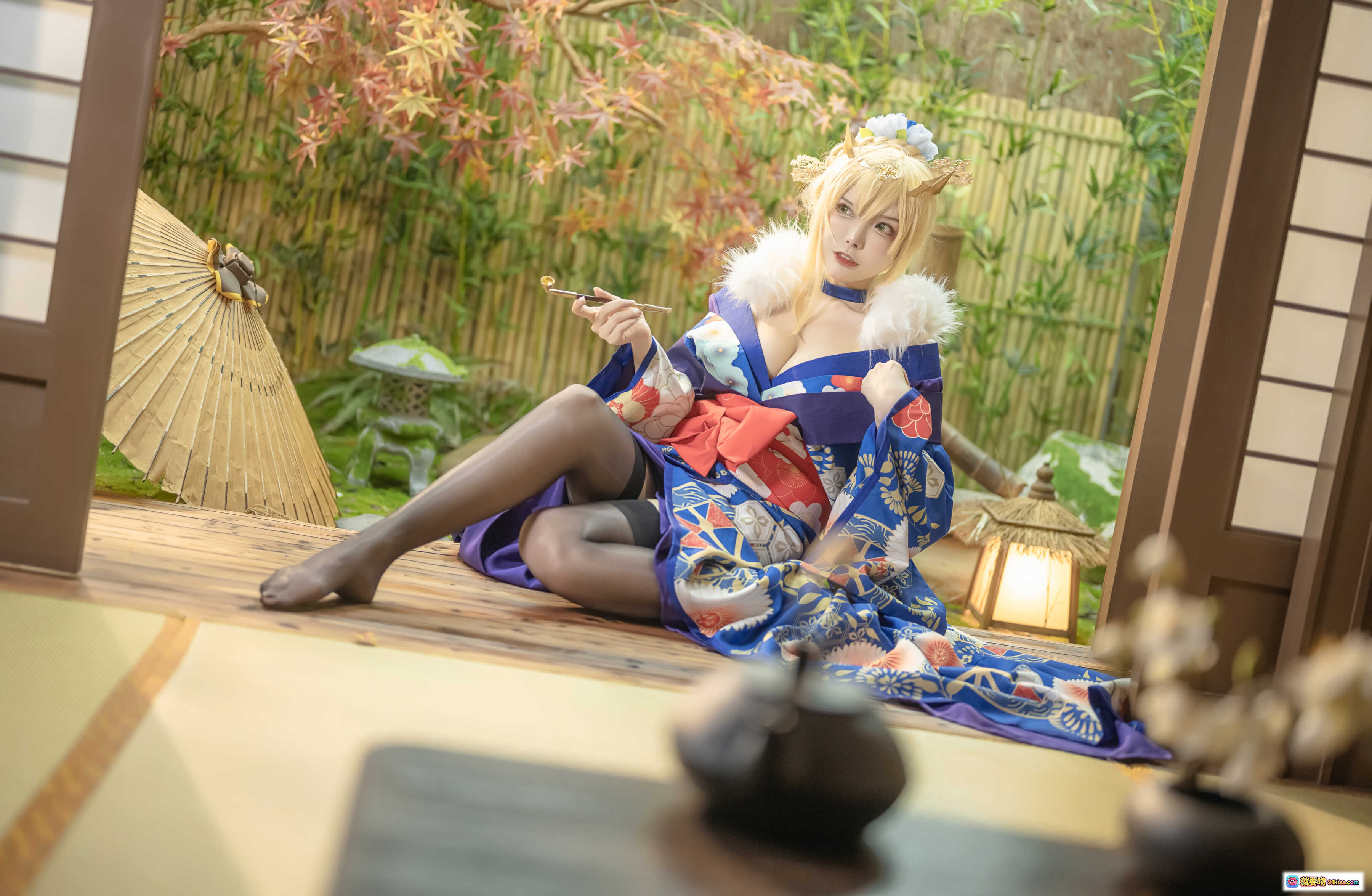 图片[3] - 秋和柯基NO.056白枪呆同人和服Cosplay写真 金发皇冠蓝底花卉和服红蝴蝶结黑丝美腿日式木屋场景46P高清图集 - 就要吻