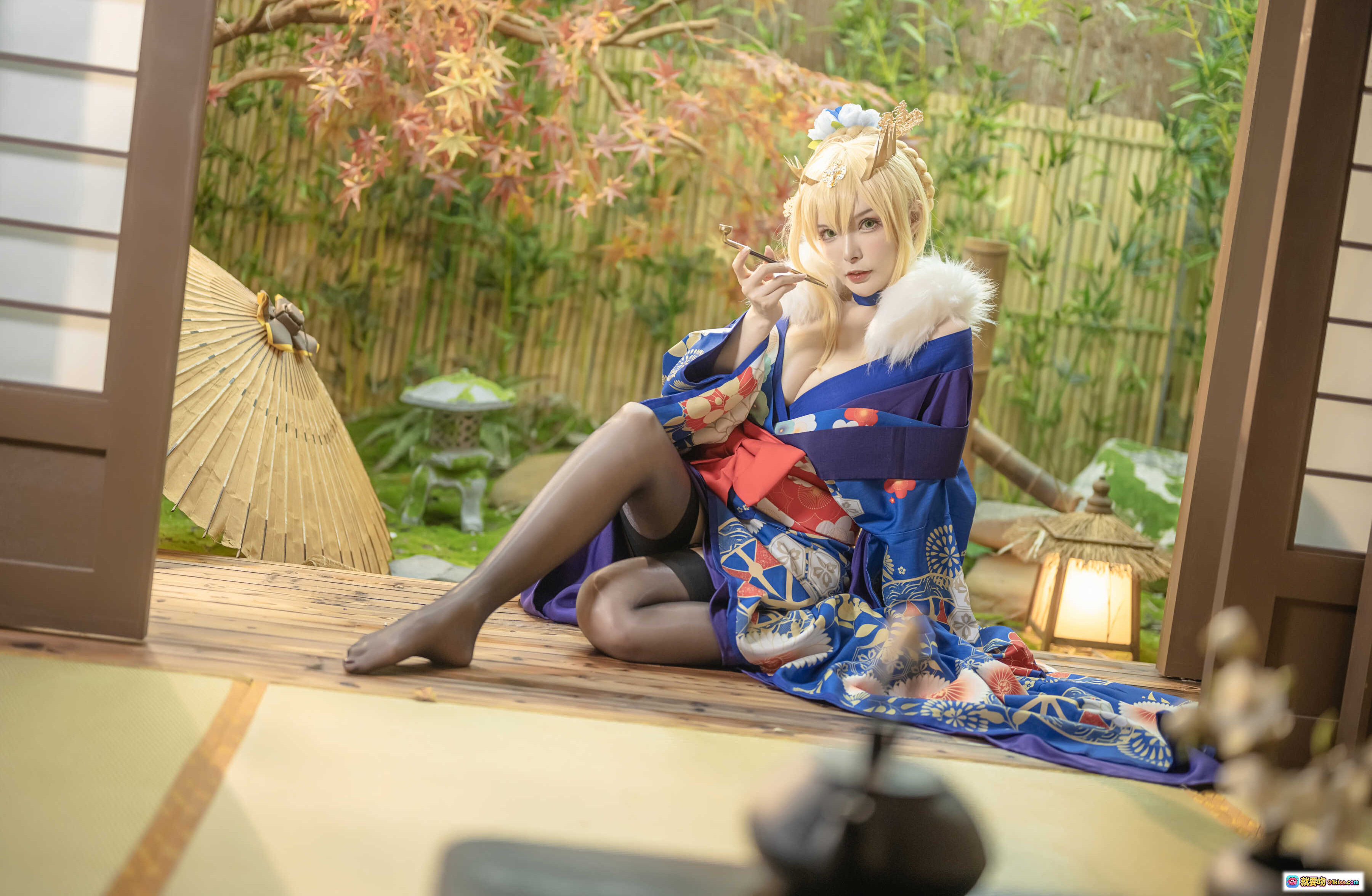 图片[2] - 秋和柯基NO.056白枪呆同人和服Cosplay写真 金发皇冠蓝底花卉和服红蝴蝶结黑丝美腿日式木屋场景46P高清图集 - 就要吻