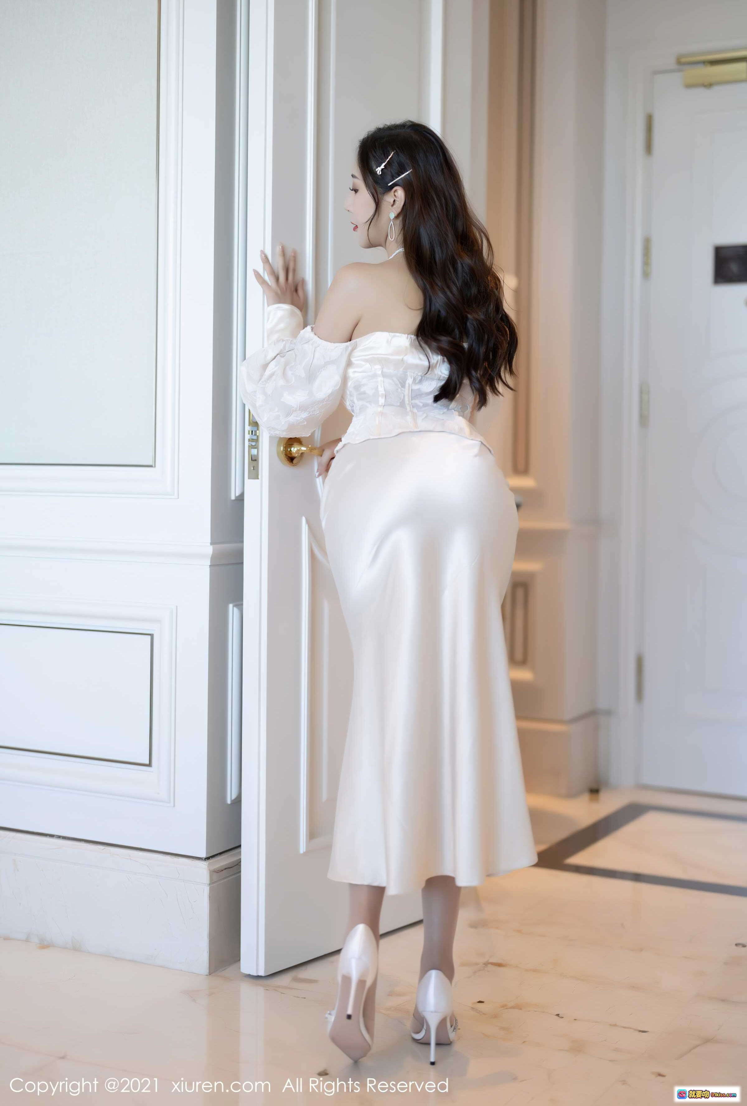 图片[3] - 王馨瑶白色露肩长裙写真 | 优雅气质美女 | 秀人网2021.10.28 No.4136 | 高清摄影图集 - 就要吻