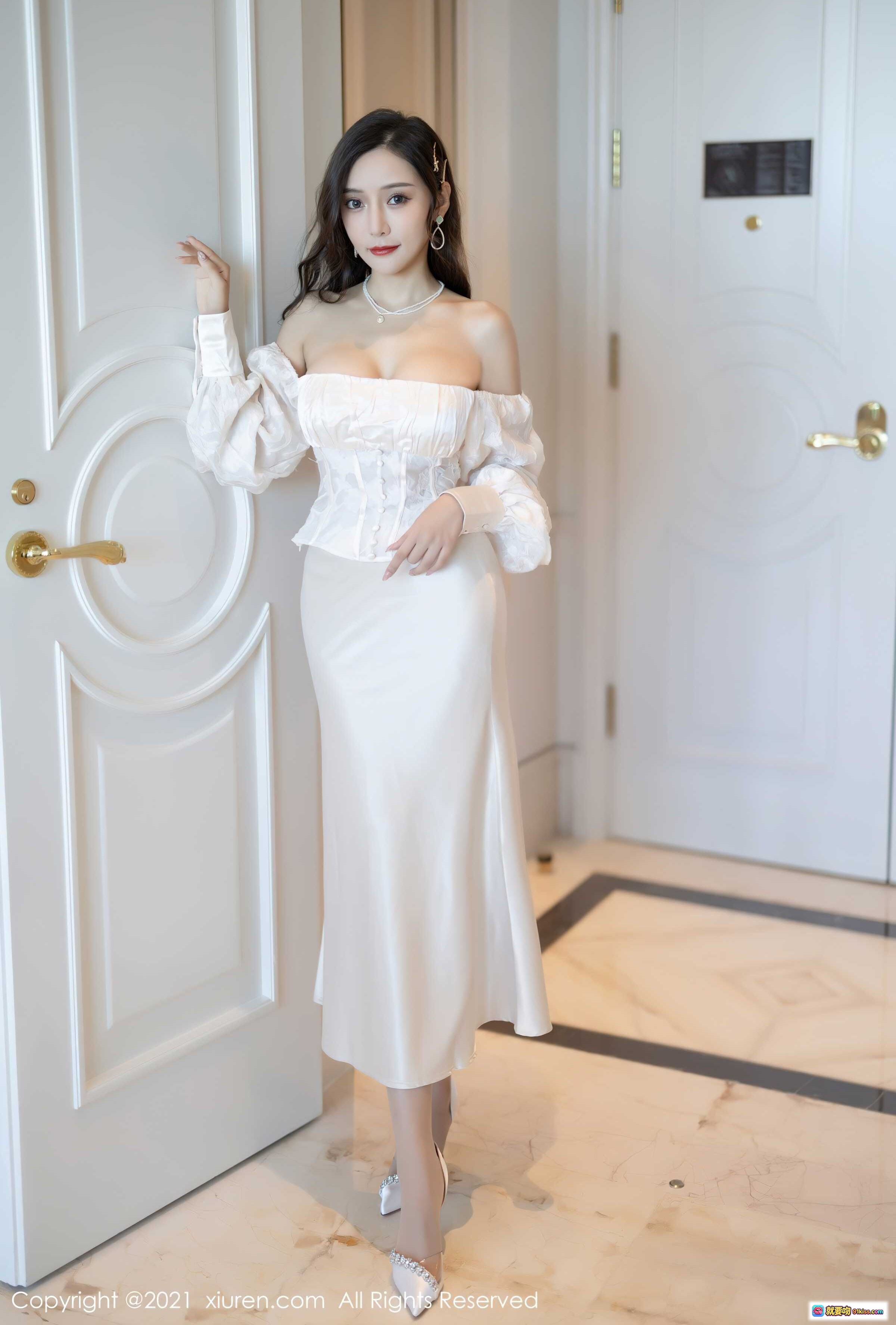 图片[1] - 王馨瑶白色露肩长裙写真 | 优雅气质美女 | 秀人网2021.10.28 No.4136 | 高清摄影图集 - 就要吻