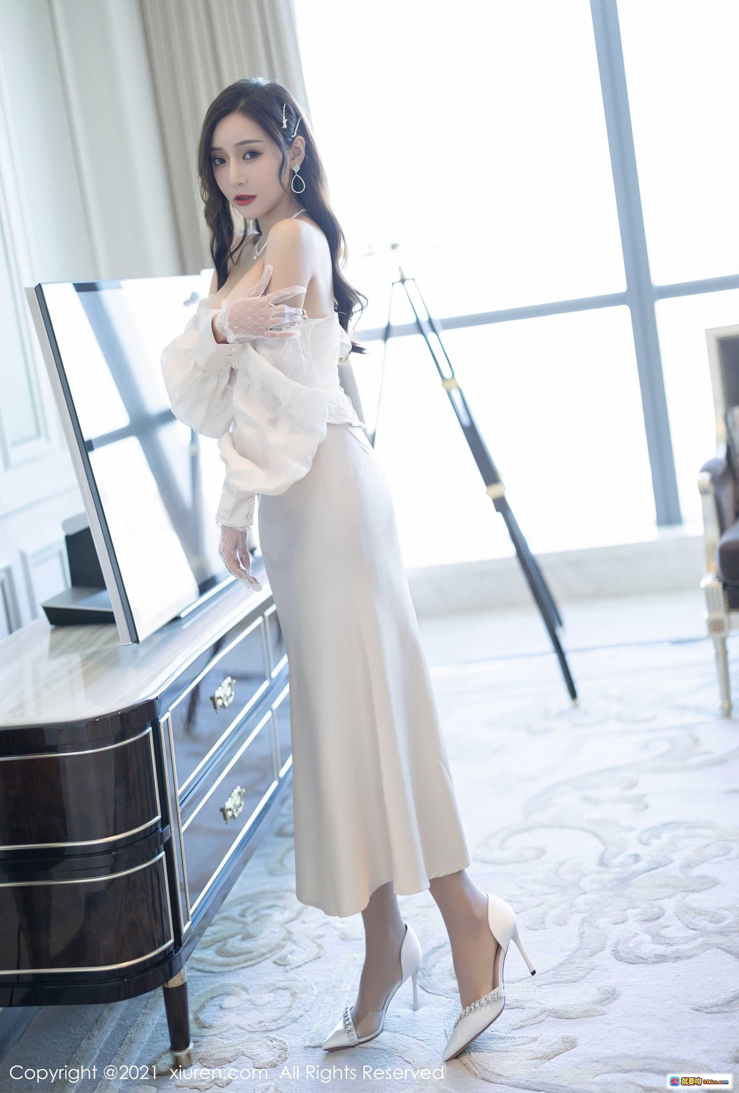 图片[4] - 王馨瑶白色露肩长裙写真 | 优雅气质美女 | 秀人网2021.10.28 No.4136 | 高清摄影图集 - 就要吻