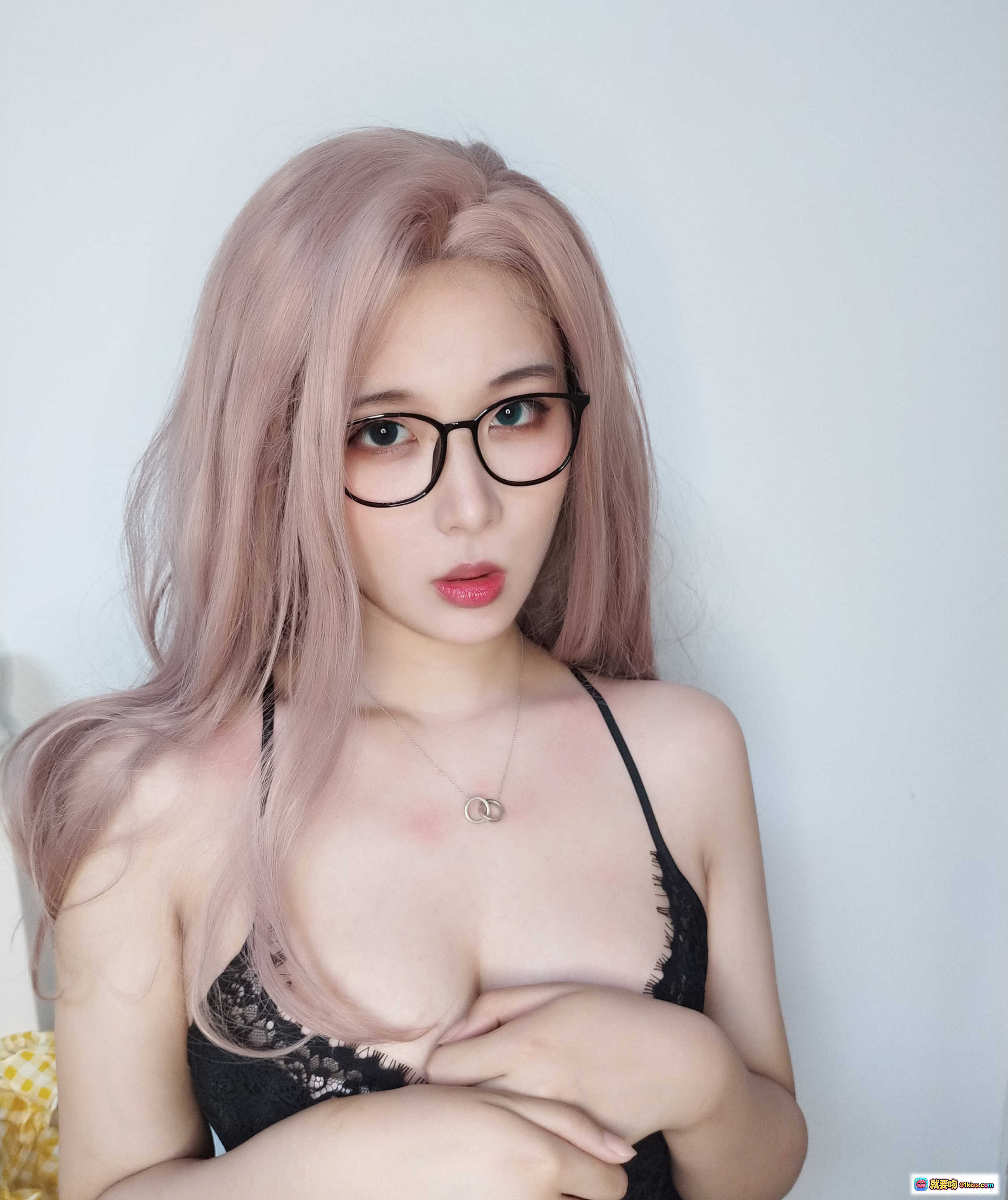 图片[5] - 轩萧学姐NO.015 粉发眼镜娘 甜美性感黑吊带 26P高清写真集 - 就要吻