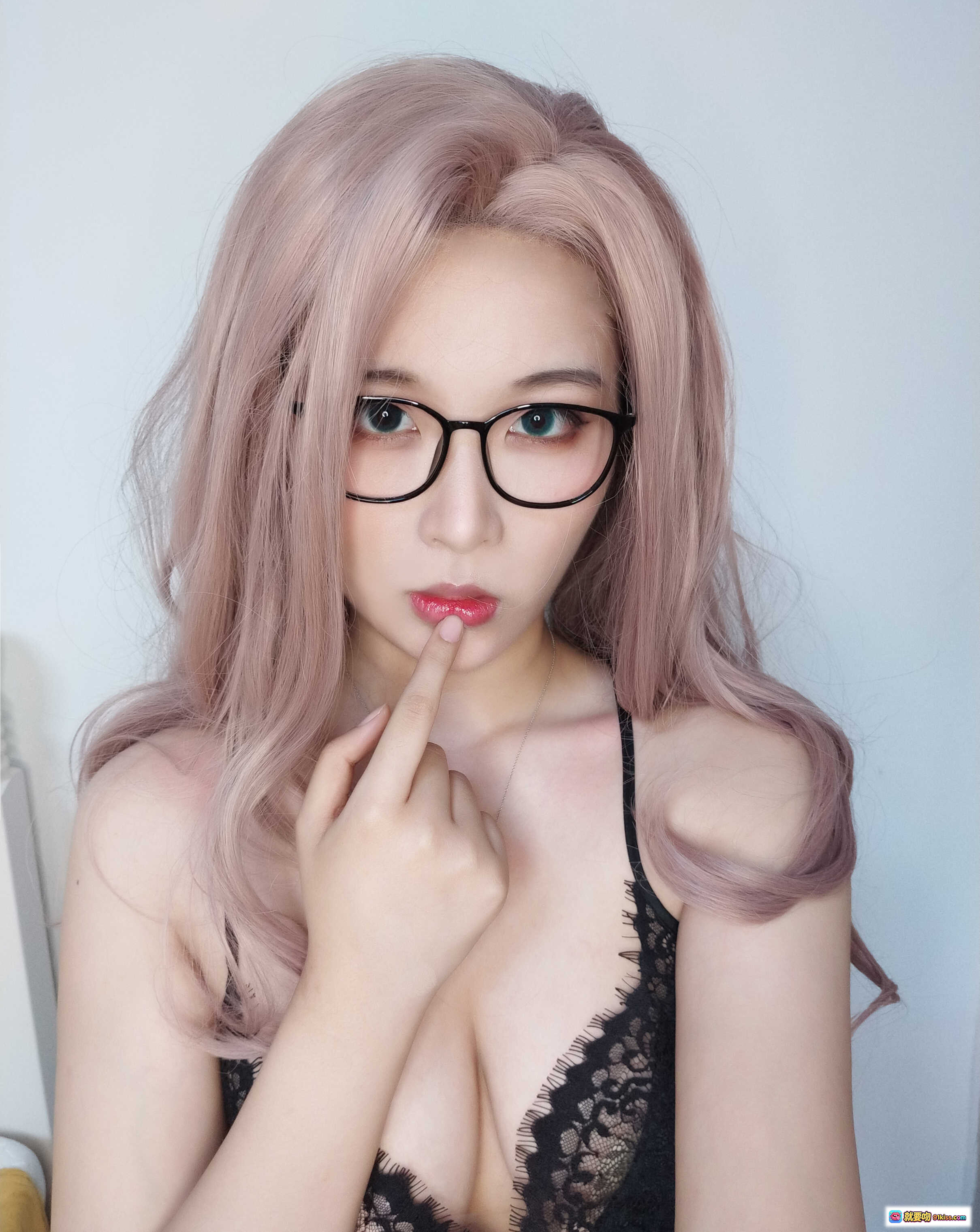 图片[3] - 轩萧学姐NO.015 粉发眼镜娘 甜美性感黑吊带 26P高清写真集 - 就要吻