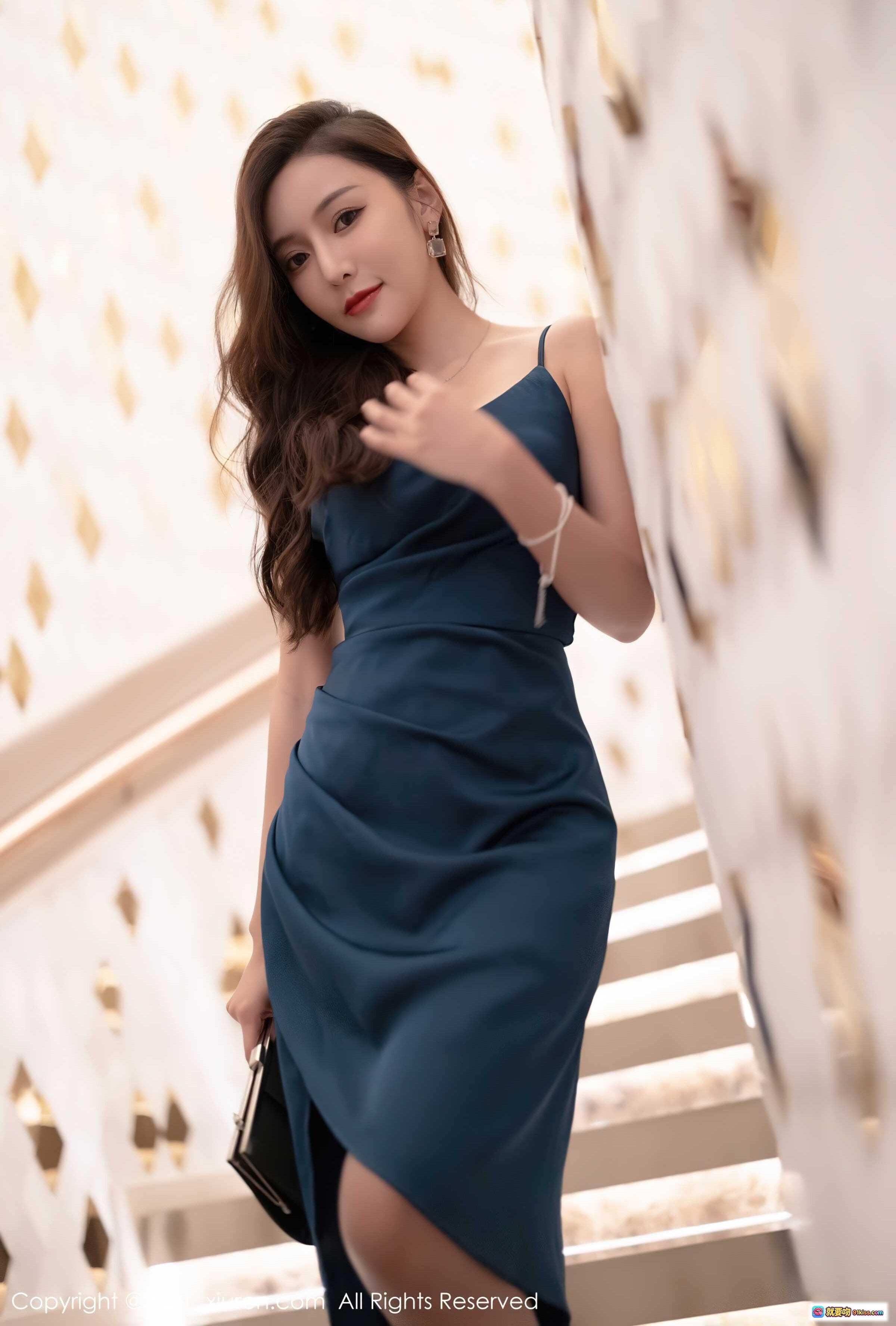 图片[3] - 王馨瑶yanni深蓝高开叉礼服黑丝美腿楼梯写真 | XiuRen秀人网2021.09.23 No.3986优雅性感大片 - 就要吻