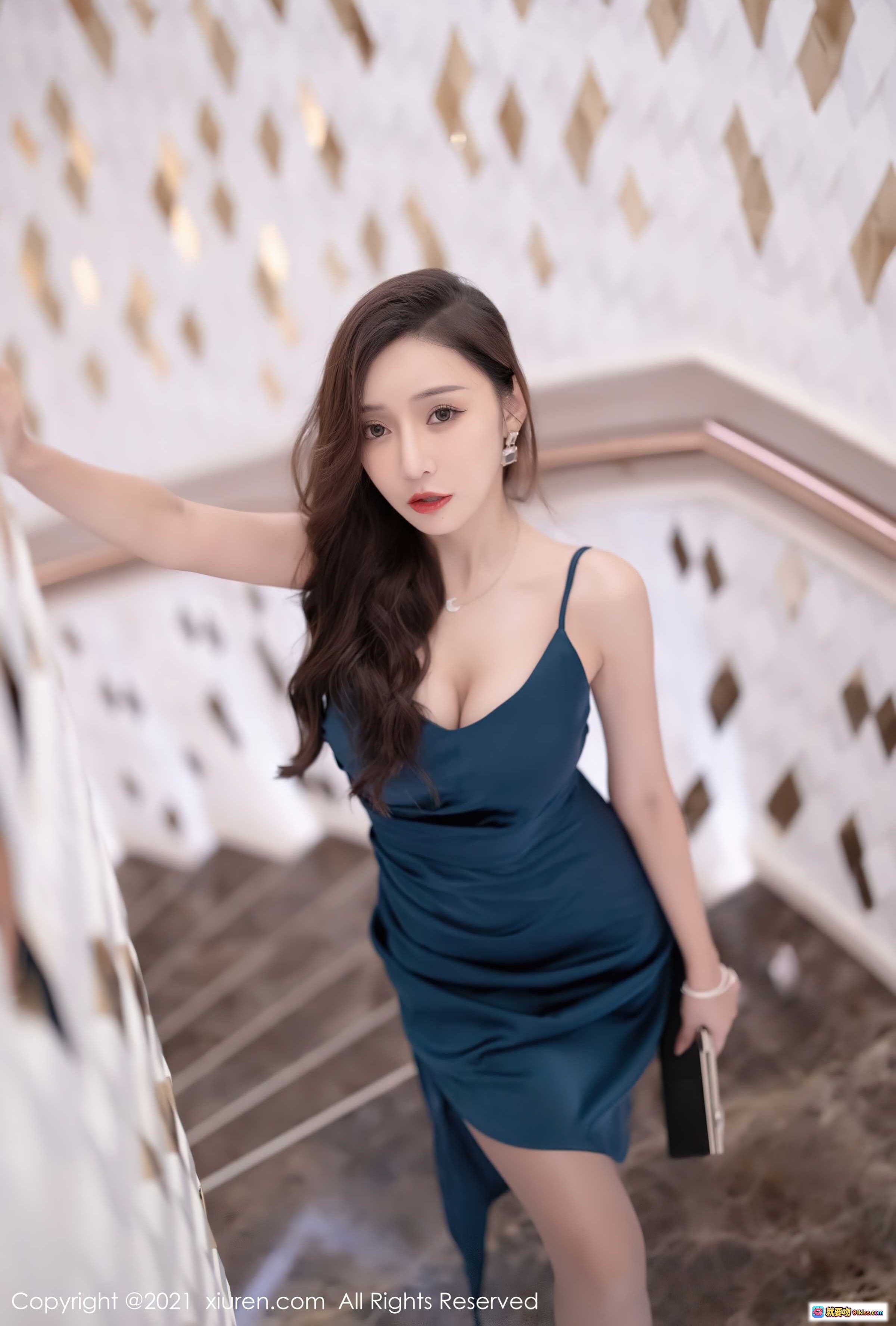 图片[6] - 王馨瑶yanni深蓝高开叉礼服黑丝美腿楼梯写真 | XiuRen秀人网2021.09.23 No.3986优雅性感大片 - 就要吻