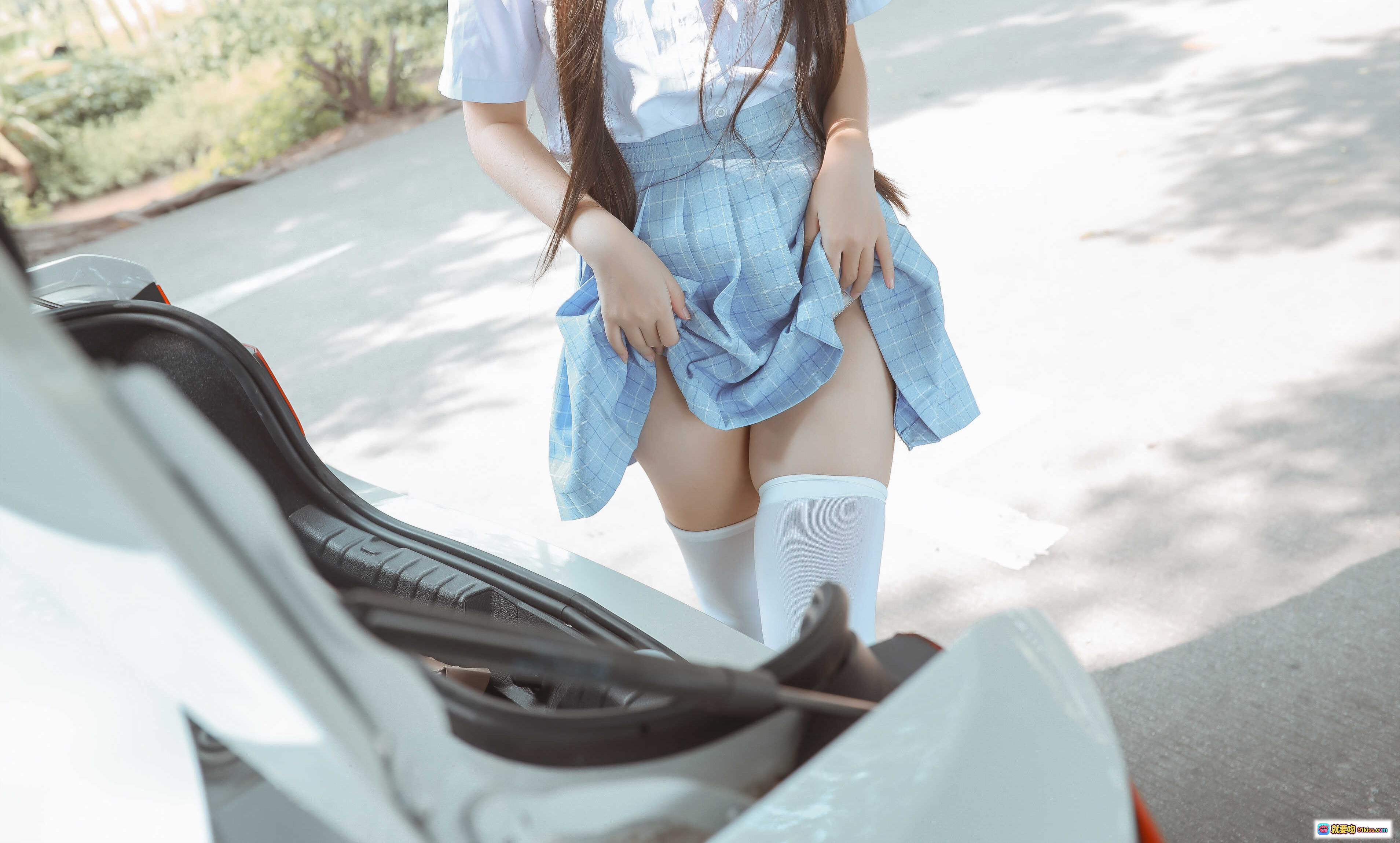 图片[2] - 不呆猫NO.024白丝过膝袜少女车顶写真 清纯校服蓝格裙户外阳光美腿诱惑 21P高清图集 - 就要吻
