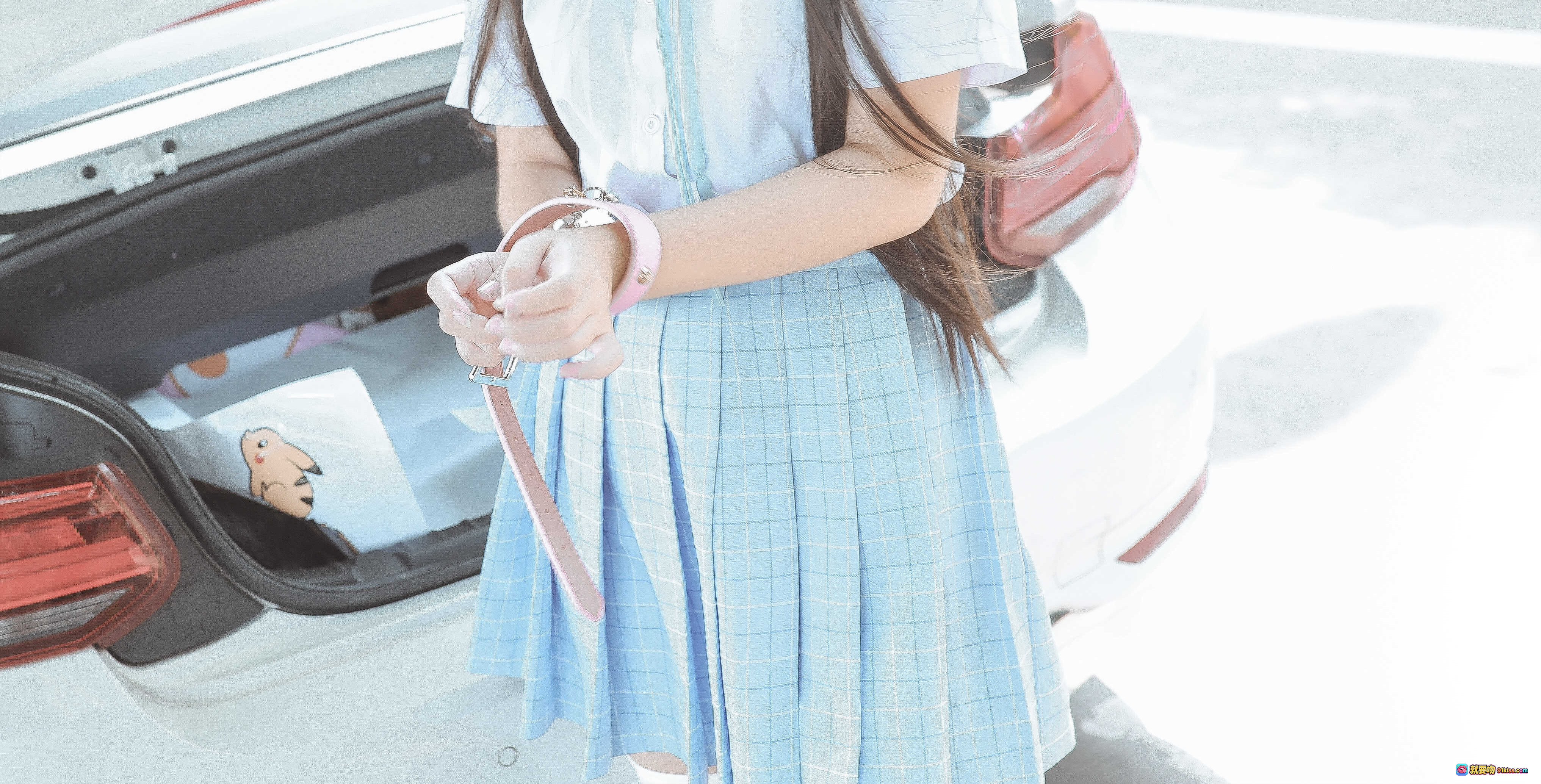 图片[8] - 不呆猫NO.024白丝过膝袜少女车顶写真 清纯校服蓝格裙户外阳光美腿诱惑 21P高清图集 - 就要吻