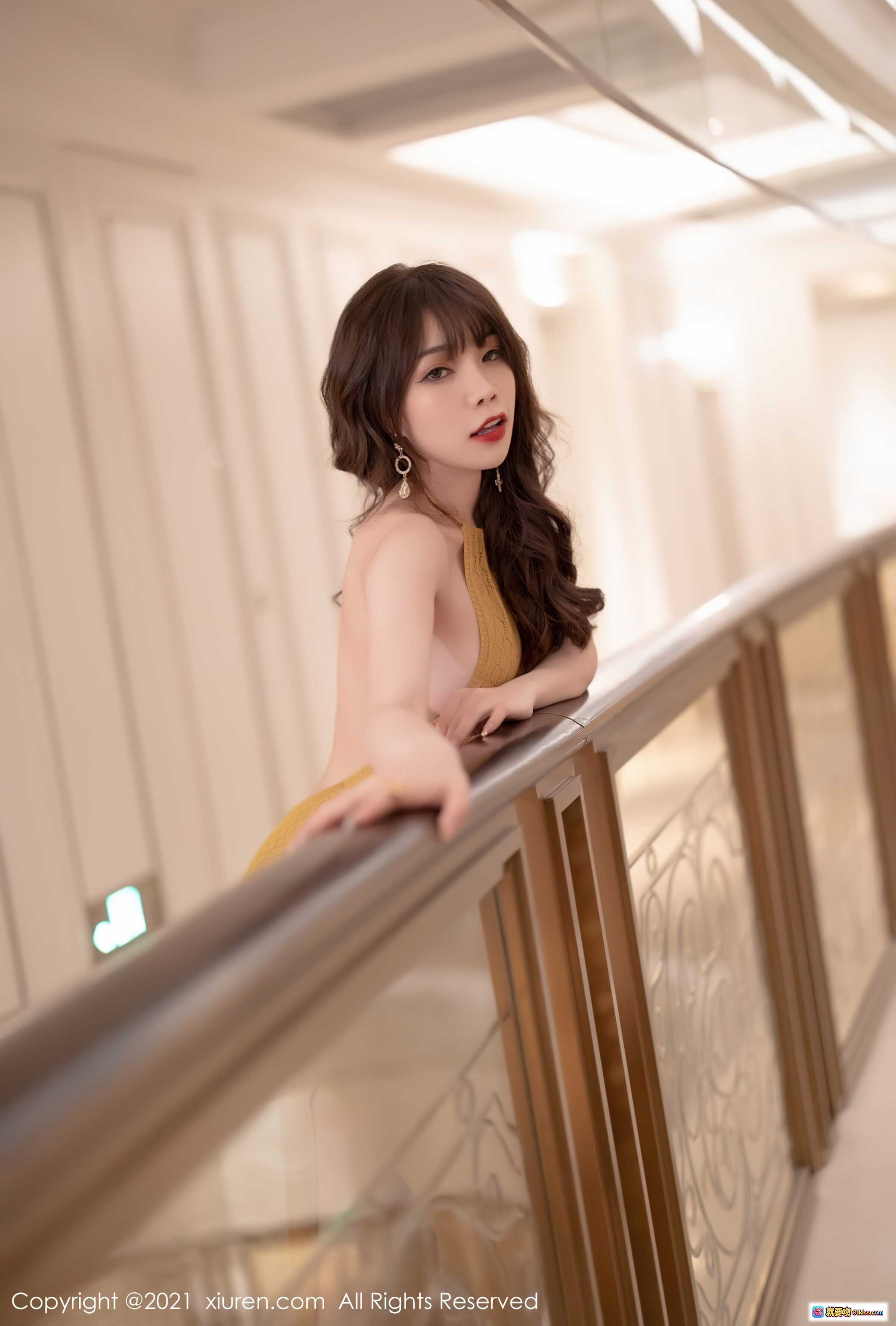 图片[10] - 芝芝Booty金色长裙高开叉性感写真｜XiuRen秀人网2021.09.17 No.3968优雅走廊美拍 - 就要吻