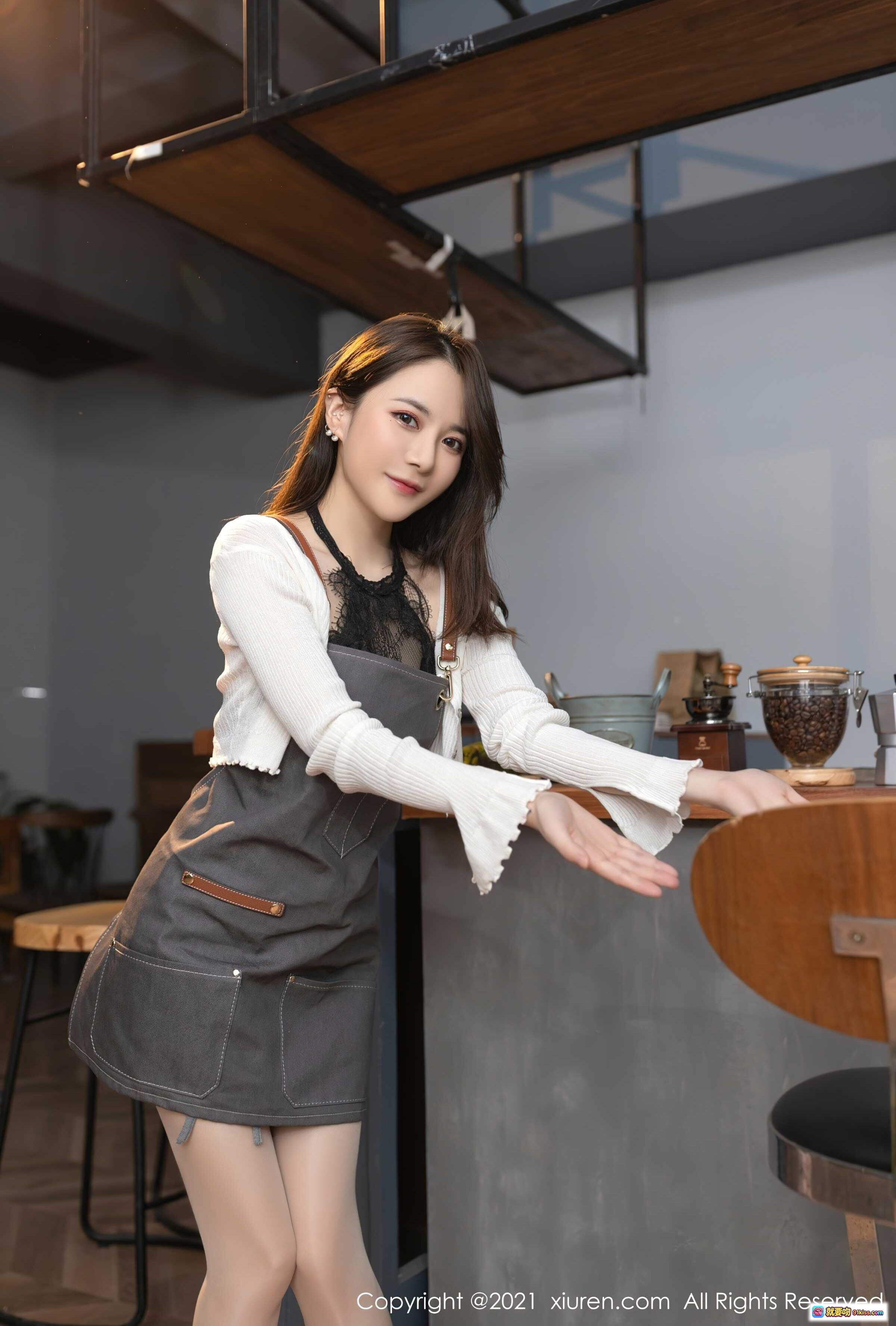 图片[8] - 鱼子酱Fish优雅阅读写真 | XIUREN秀人网2021.10.22 No.4102 | 白色长袖+灰色围裙+高跟美腿 | 咖啡厅氛围感大片 - 就要吻