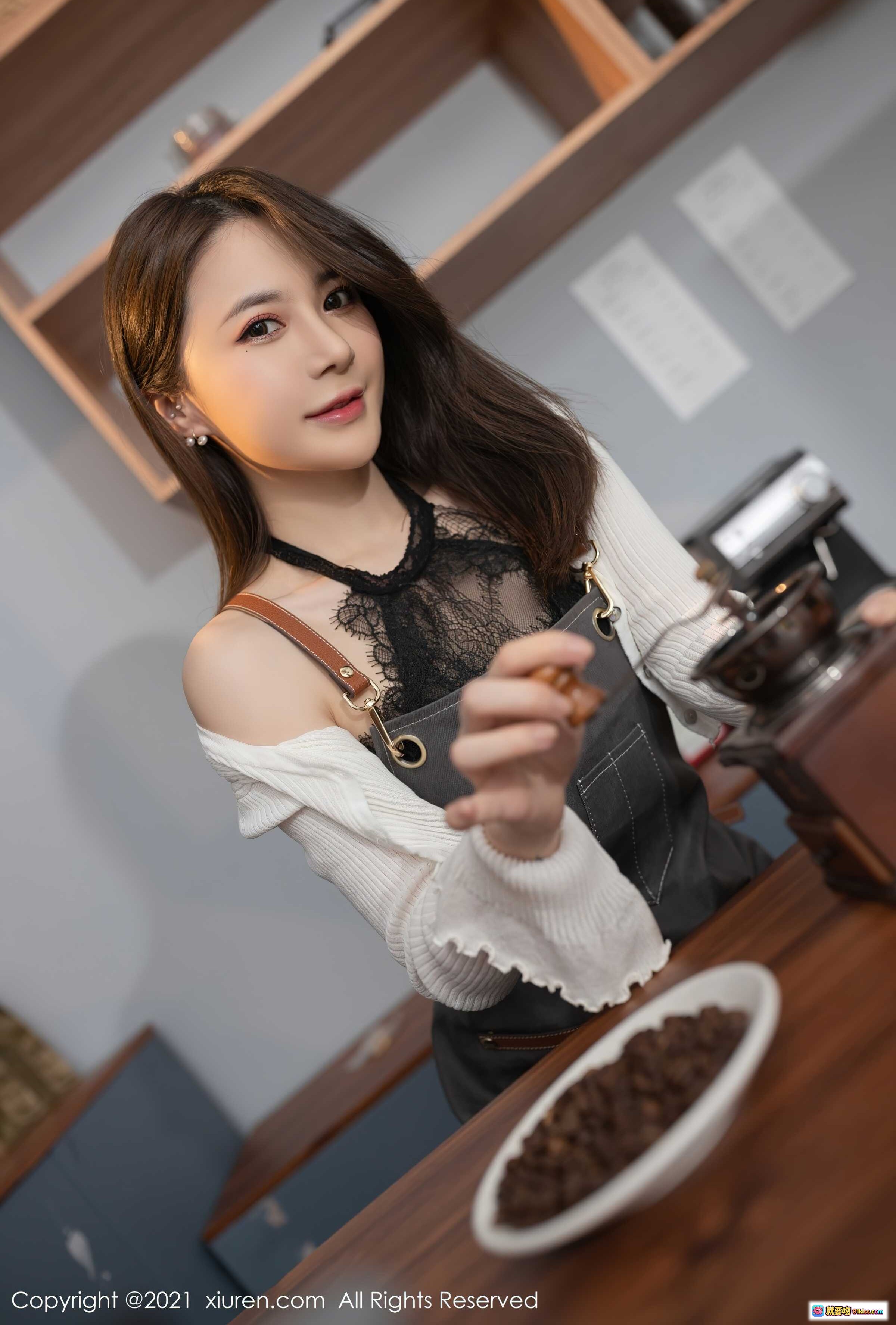 图片[10] - 鱼子酱Fish优雅阅读写真 | XIUREN秀人网2021.10.22 No.4102 | 白色长袖+灰色围裙+高跟美腿 | 咖啡厅氛围感大片 - 就要吻