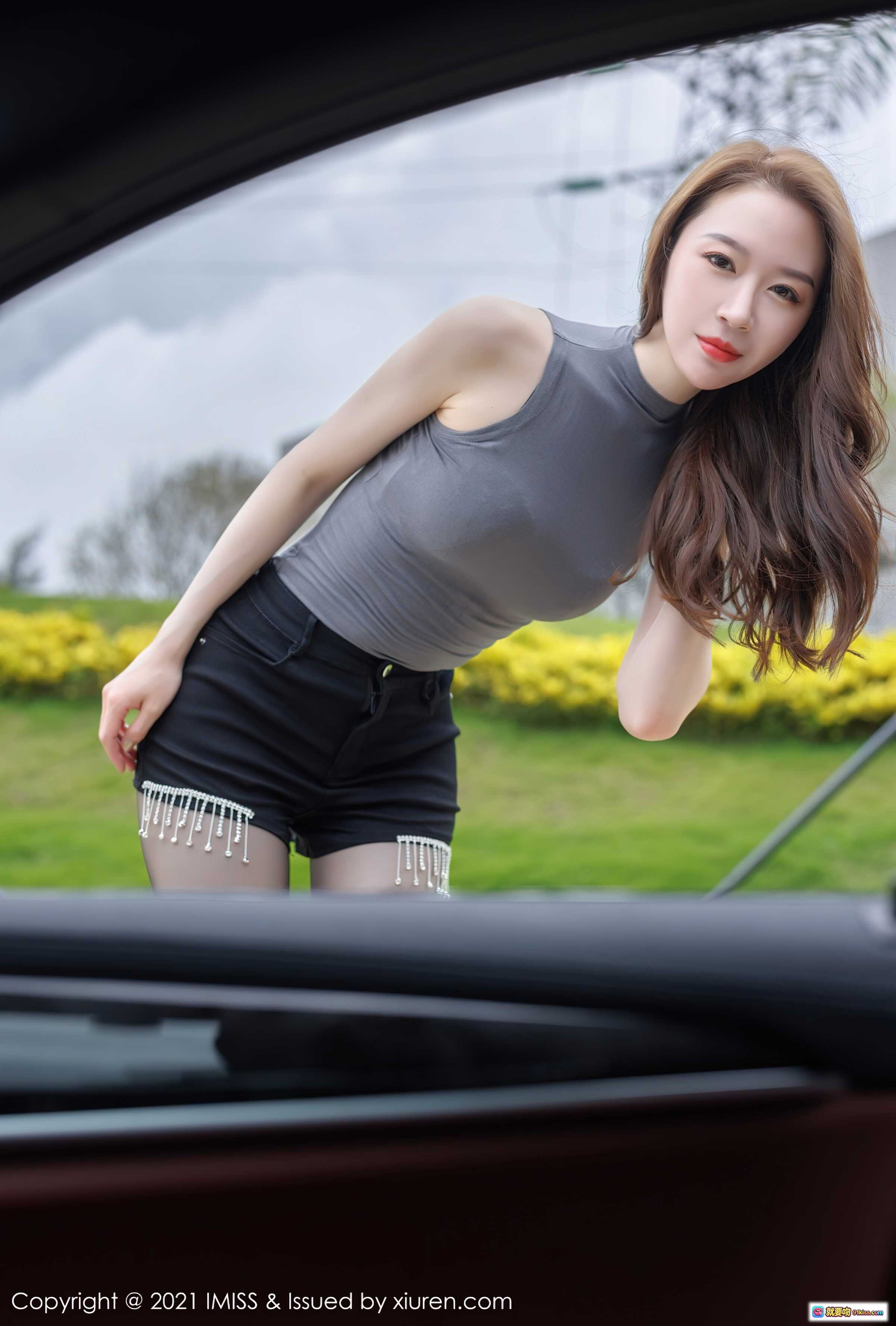 图片[2] - 梦心月街拍写真：灰背心黑短裤黑丝美腿，弯腰车旁棕榈树现代建筑背景 - 就要吻