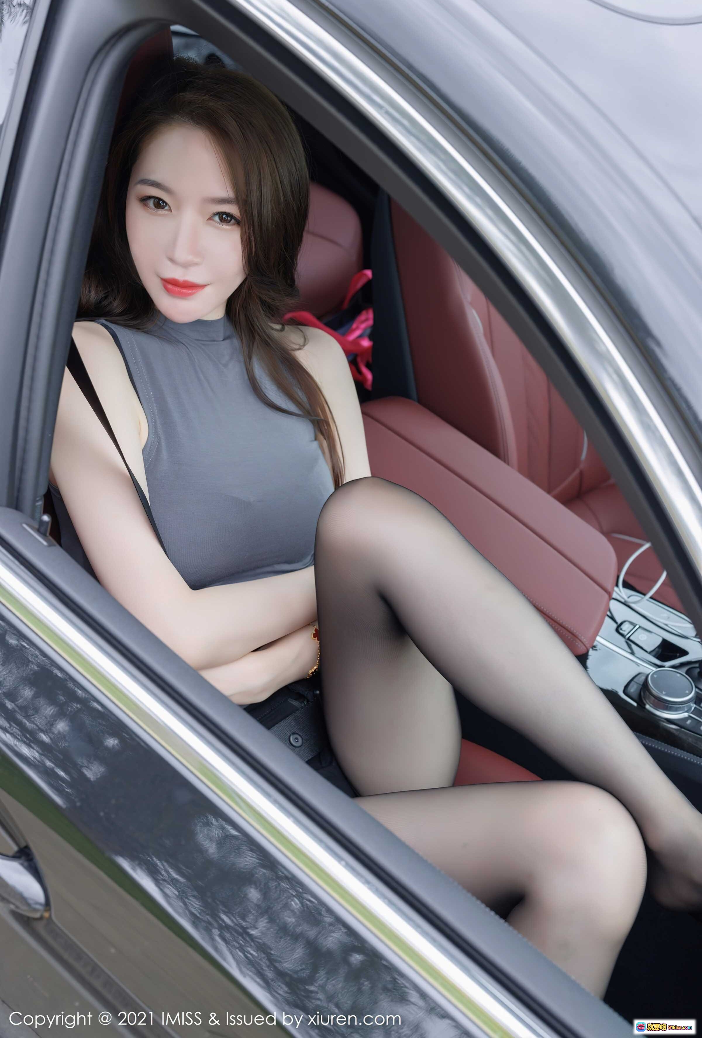 图片[7] - 梦心月街拍写真：灰背心黑短裤黑丝美腿，弯腰车旁棕榈树现代建筑背景 - 就要吻