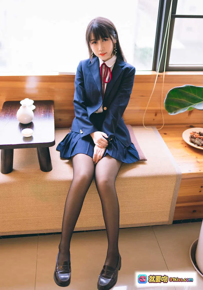 不呆猫NO.023校服JK少女写真｜深蓝制服+红领结+黑丝美腿+日系窗边坐姿摄影 - 就要吻