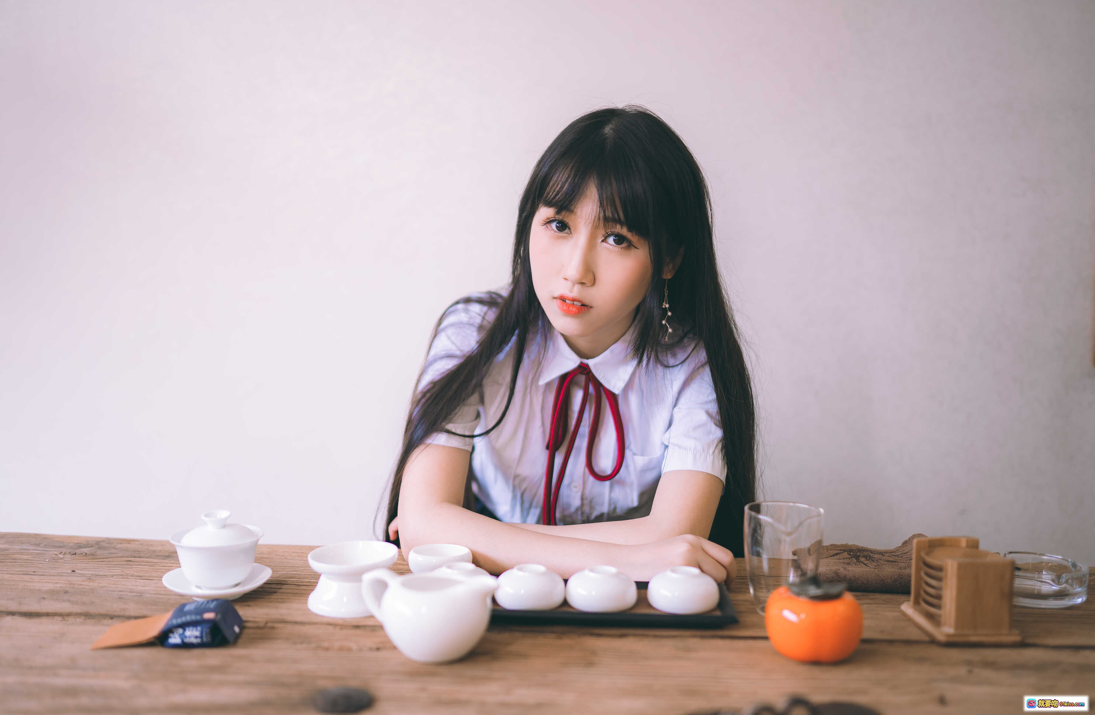 图片[9] - 不呆猫NO.023校服JK少女写真｜深蓝制服+红领结+黑丝美腿+日系窗边坐姿摄影 - 就要吻