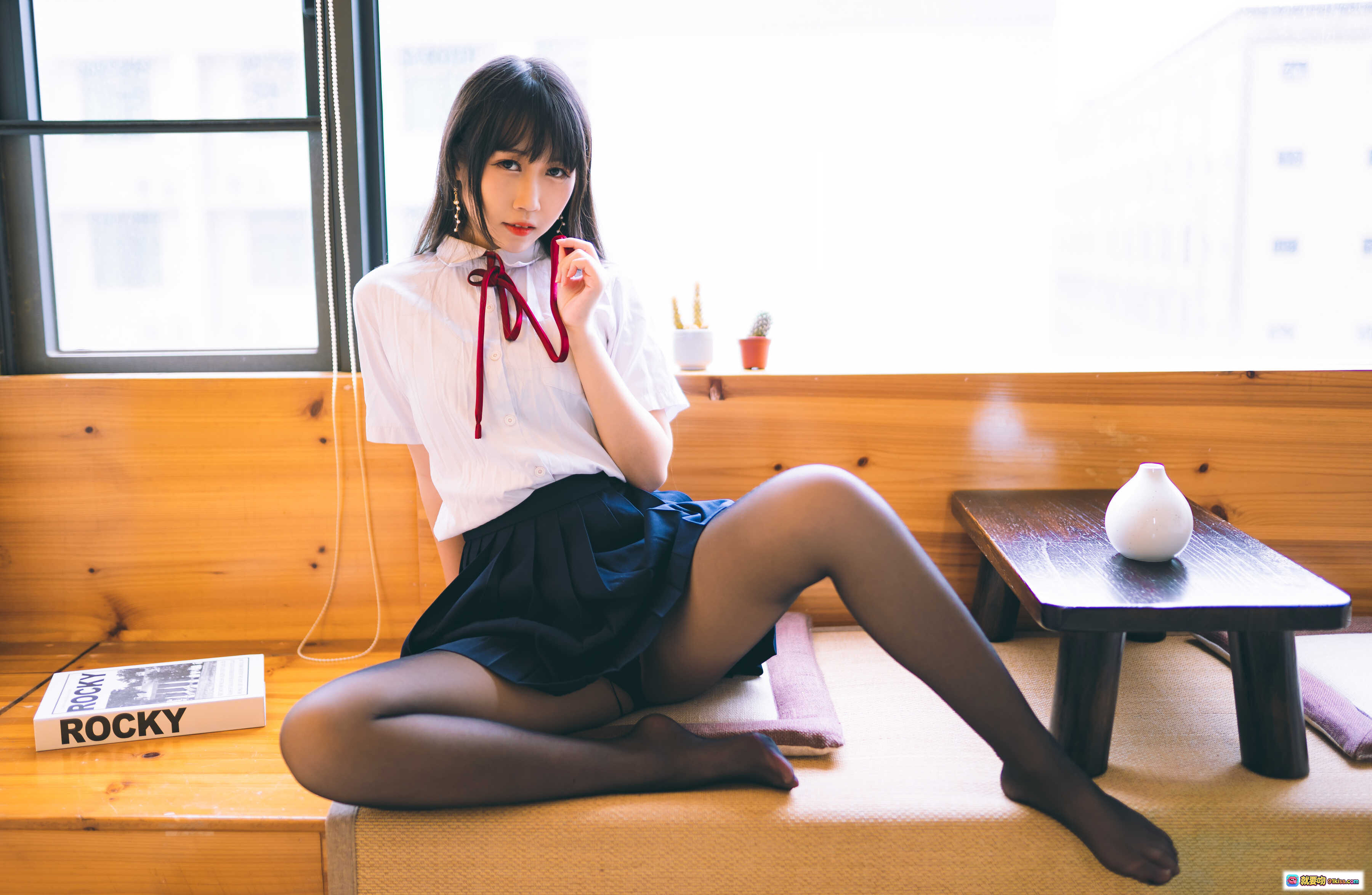 图片[10] - 不呆猫NO.023校服JK少女写真｜深蓝制服+红领结+黑丝美腿+日系窗边坐姿摄影 - 就要吻
