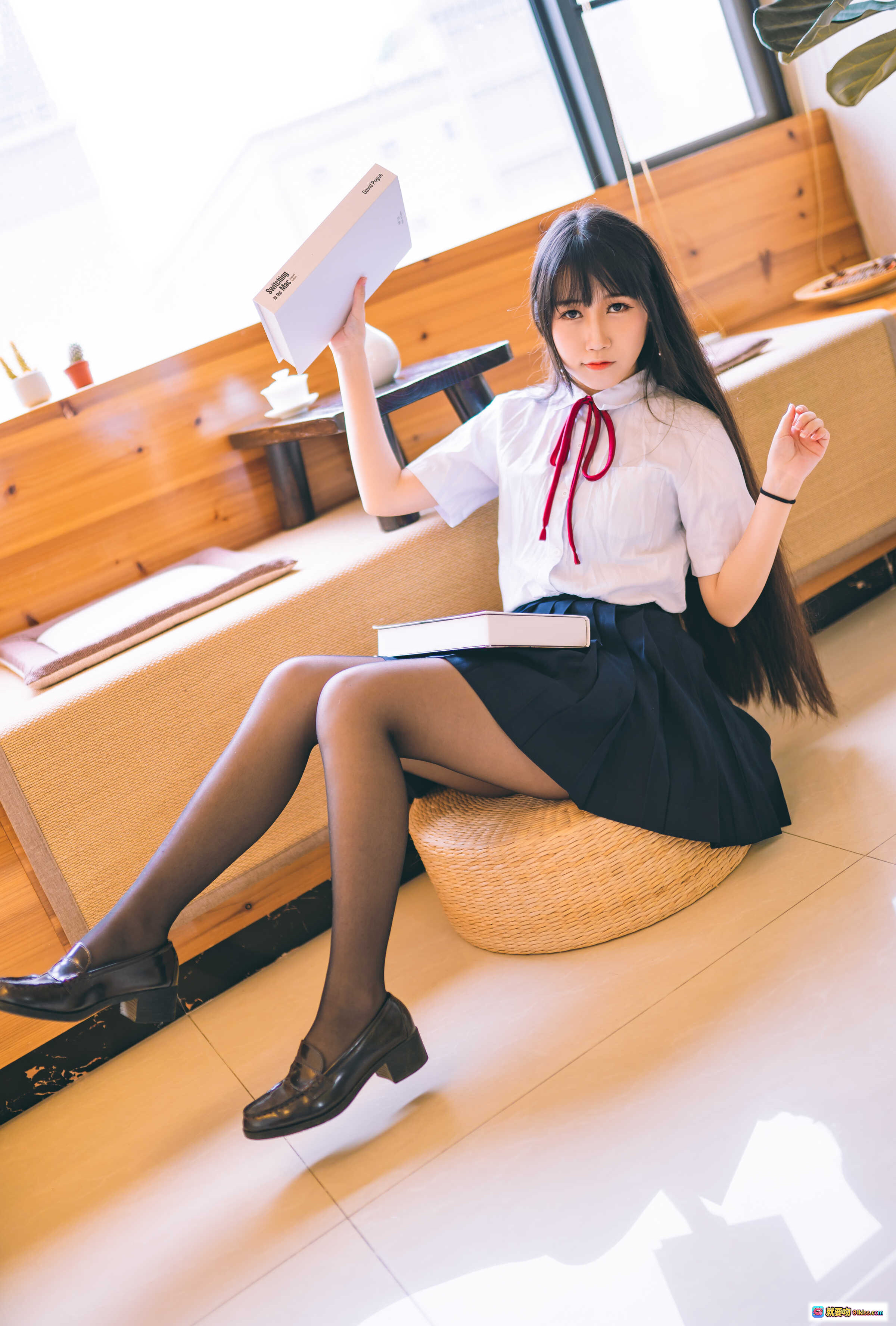 图片[2] - 不呆猫NO.023校服JK少女写真｜深蓝制服+红领结+黑丝美腿+日系窗边坐姿摄影 - 就要吻